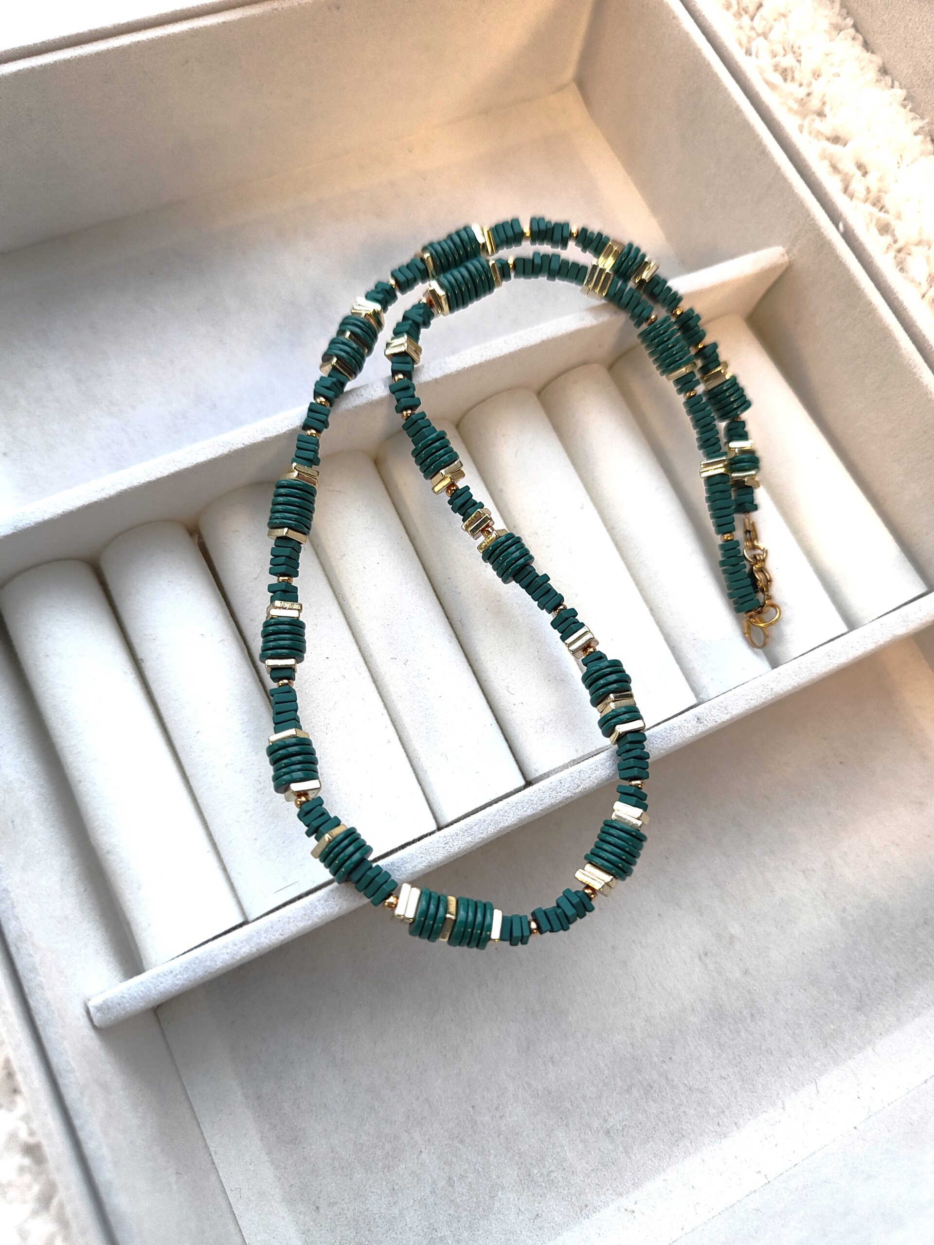 Smaragdinės spalvos hematito vėrinys