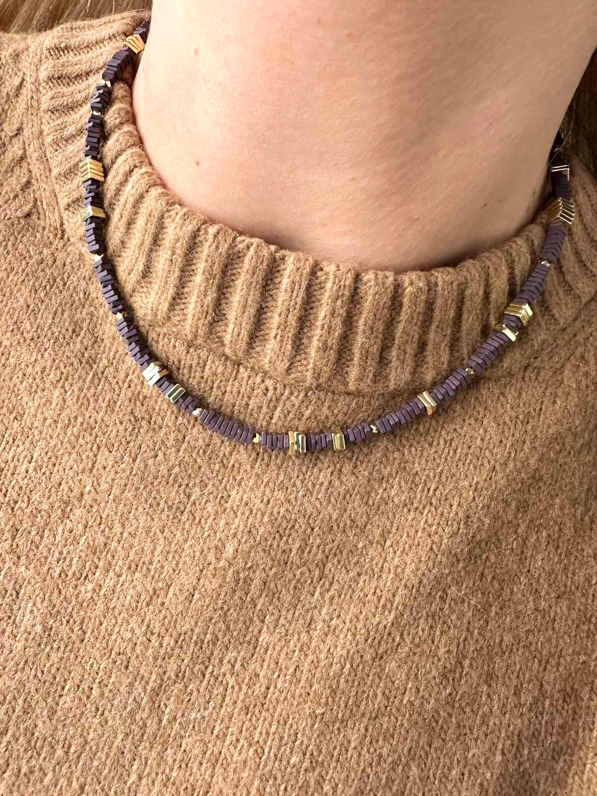 Violetinės spalvos hematito vėrinys