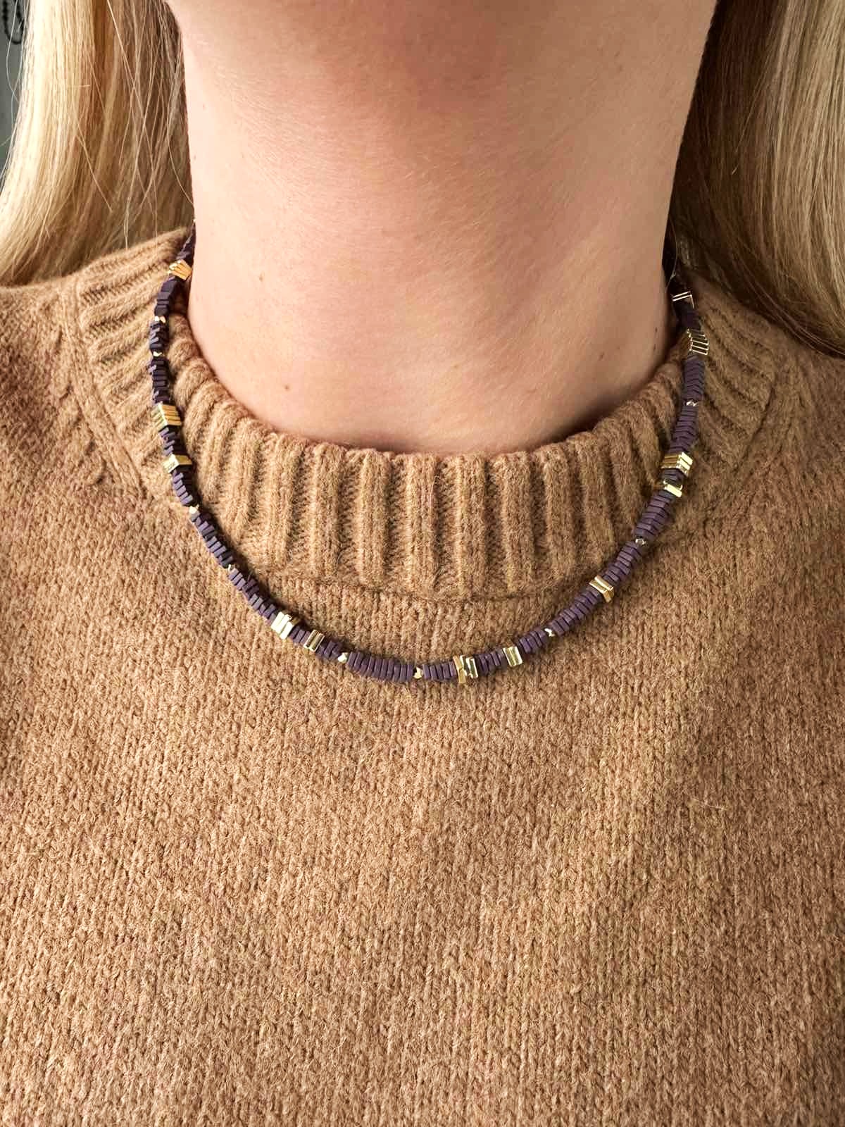 Violetinės spalvos hematito vėrinys