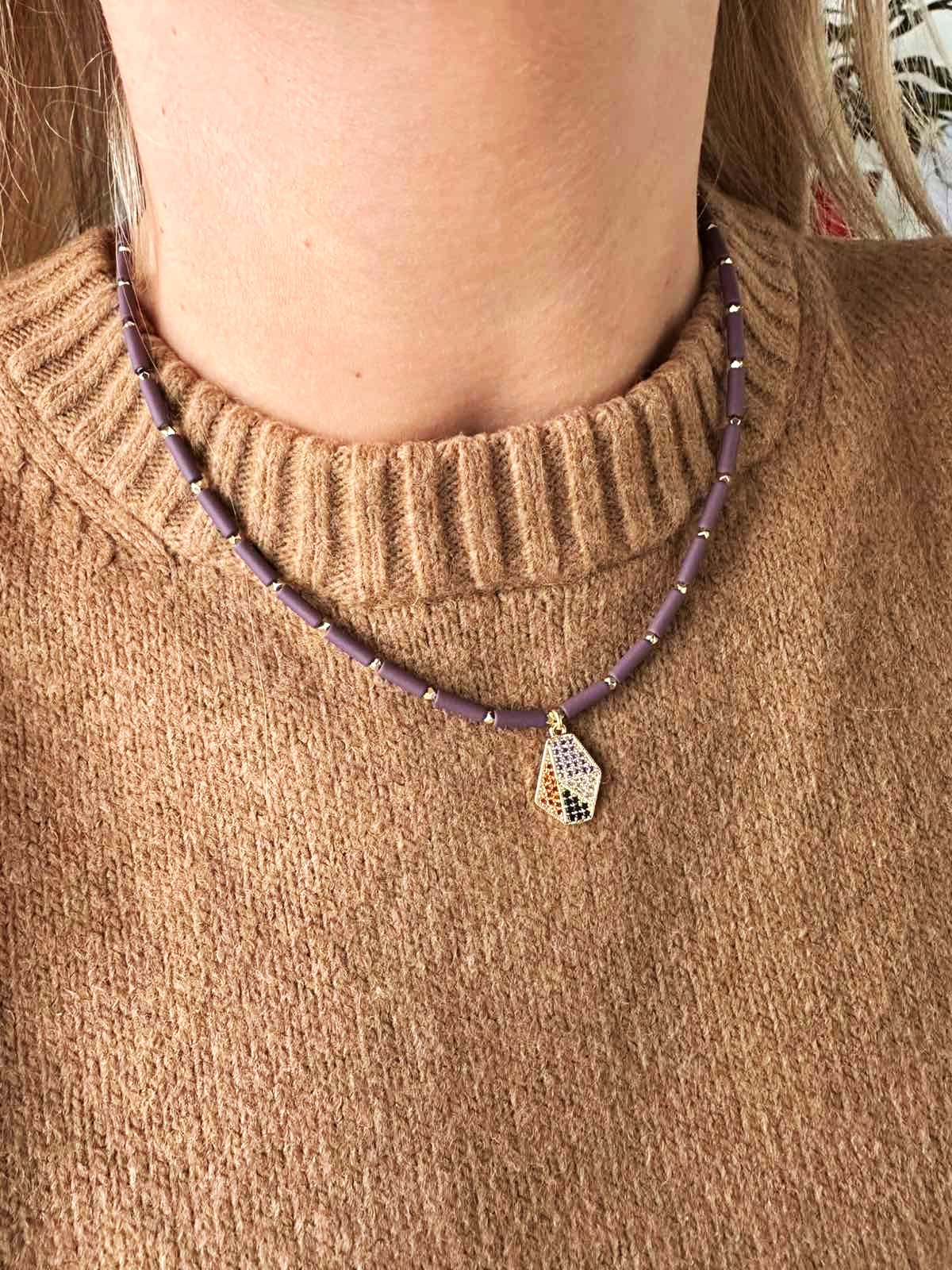 Violetinės spalvos hematito vėrinys su pakabuku