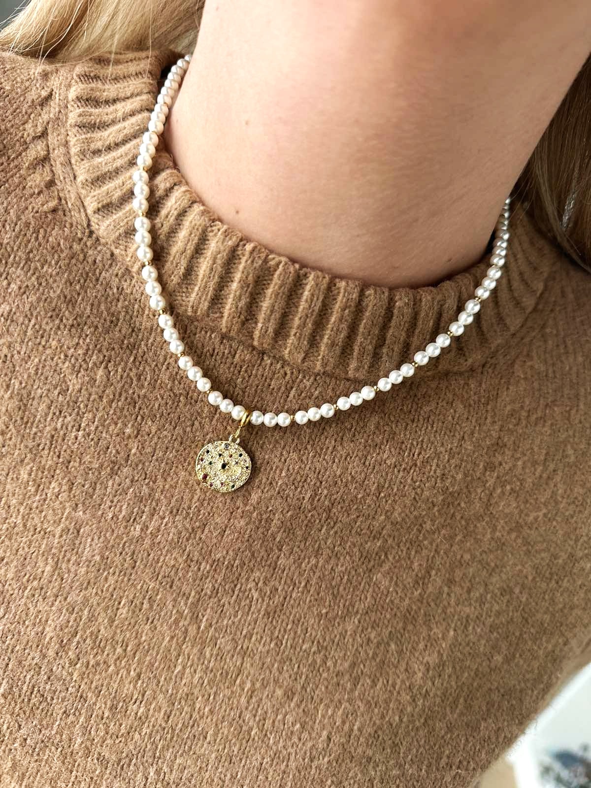 Perlų masės vėrinys su pakabuku