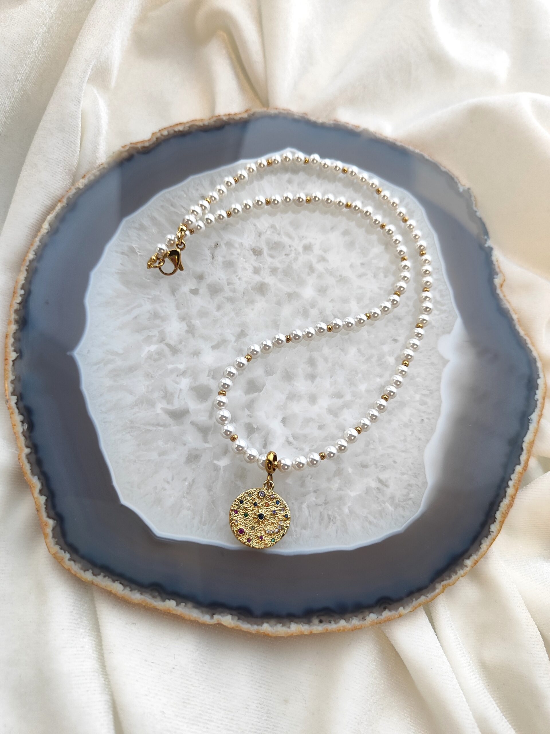 Perlų masės vėrinys su pakabuku