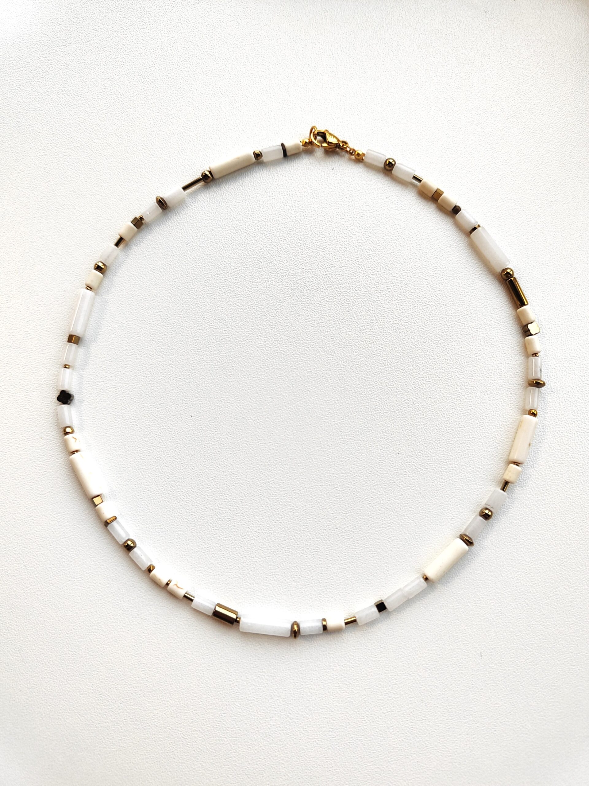 Baltos spalvos akmenukų vėrinys su hematitu