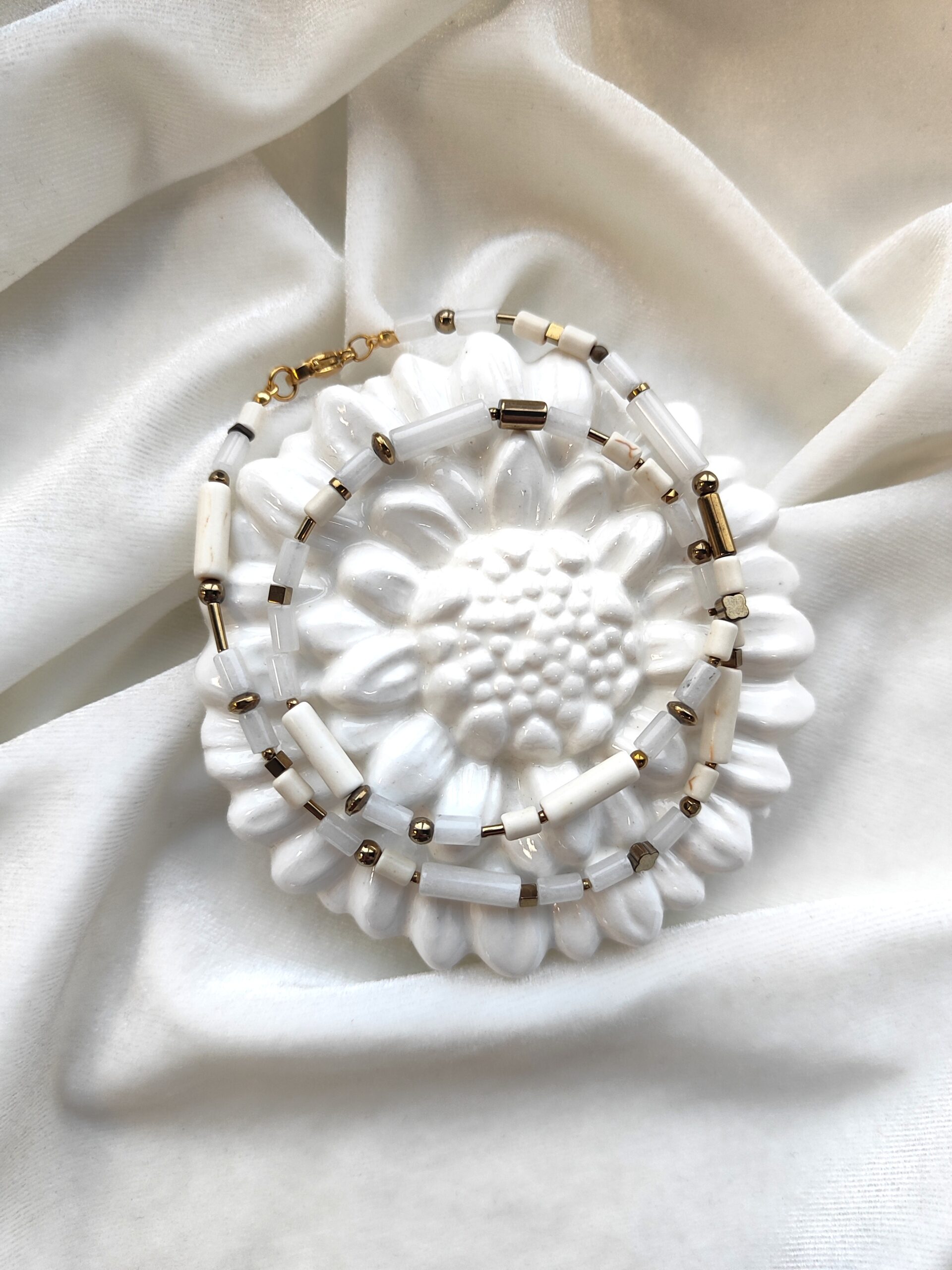 Baltos spalvos akmenukų vėrinys su hematitu