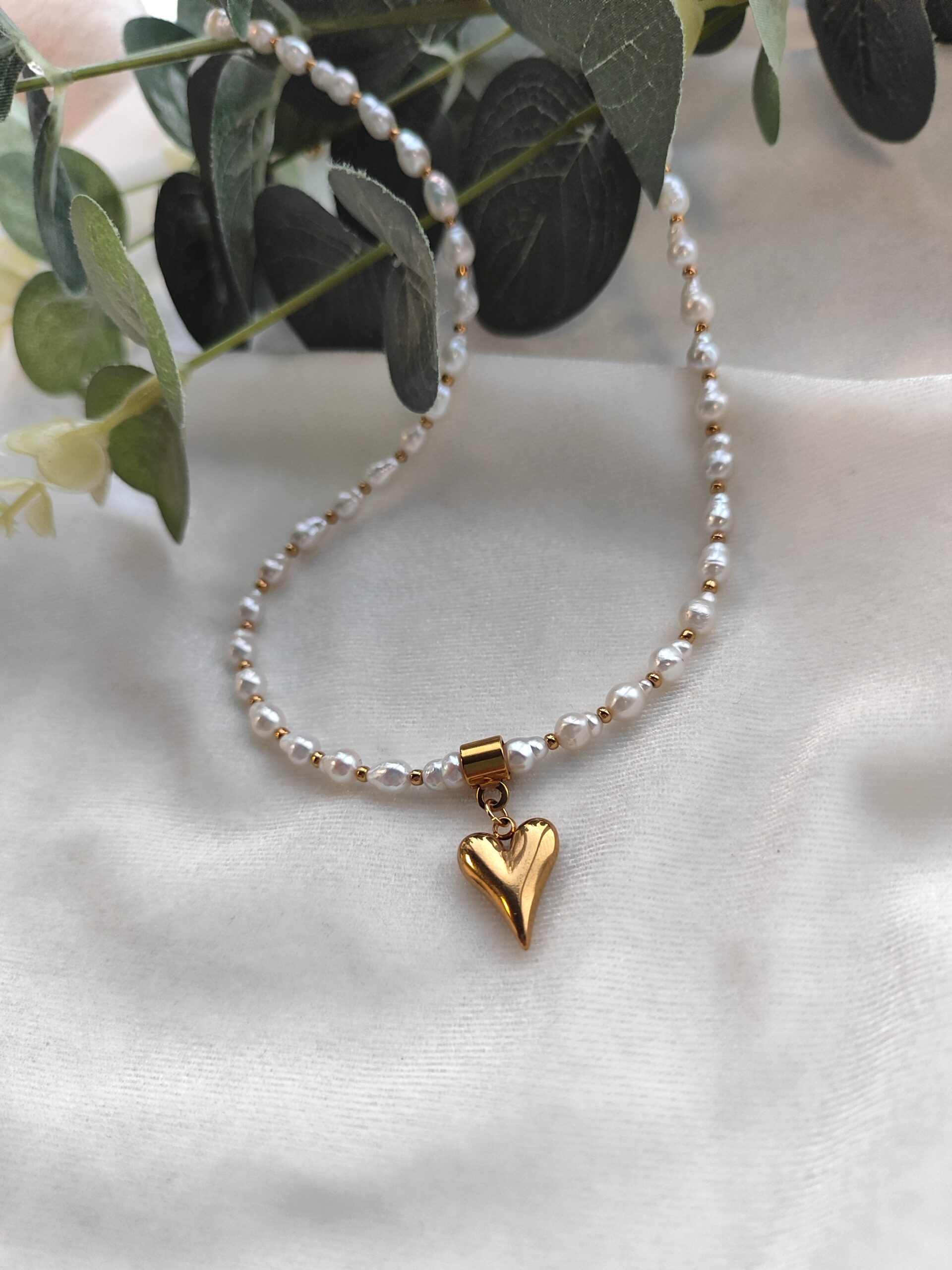 Upinių perlų vėrinys su širdele