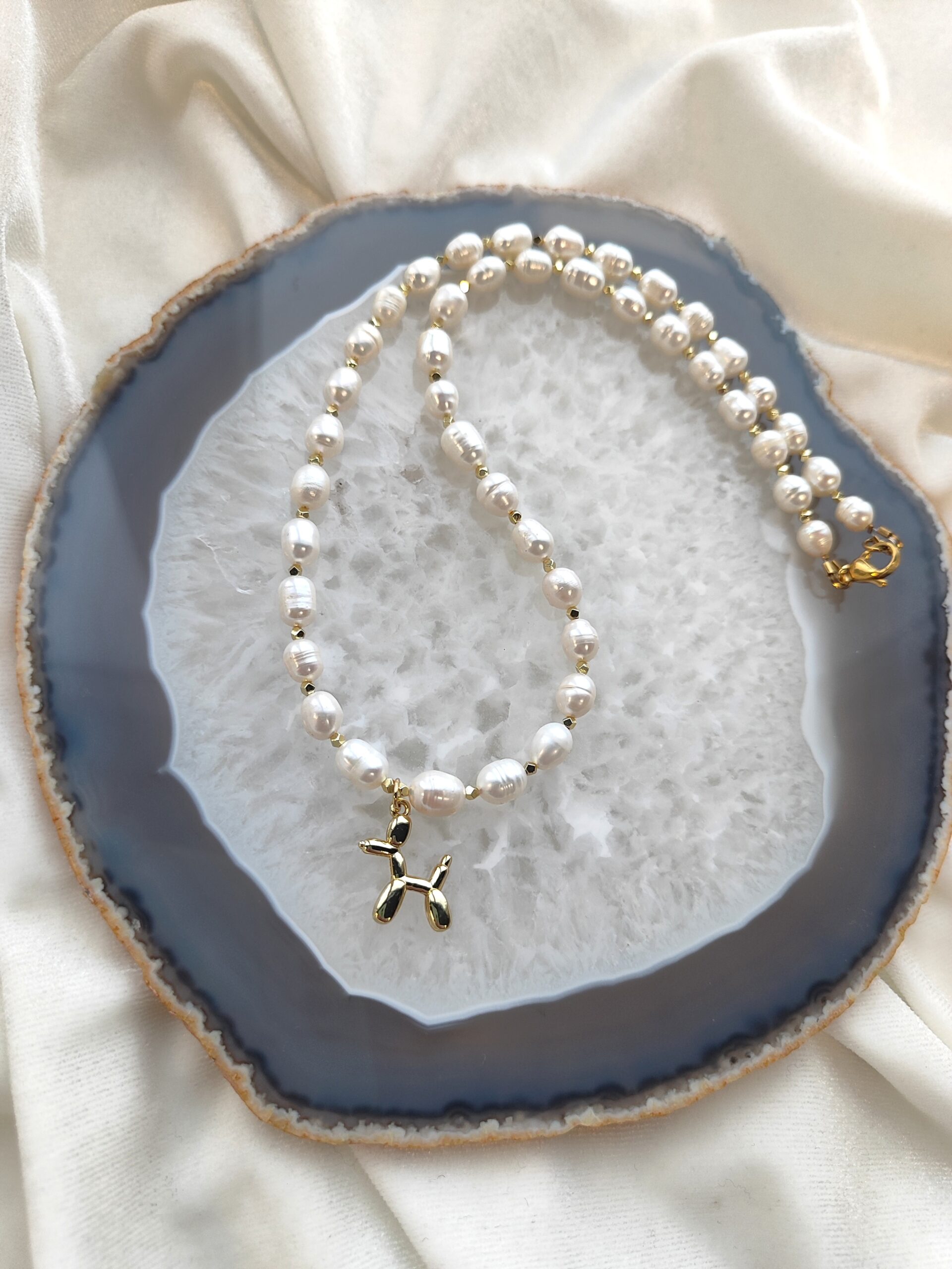 Upinių perlų vėrinys su šuniuko pakabuku