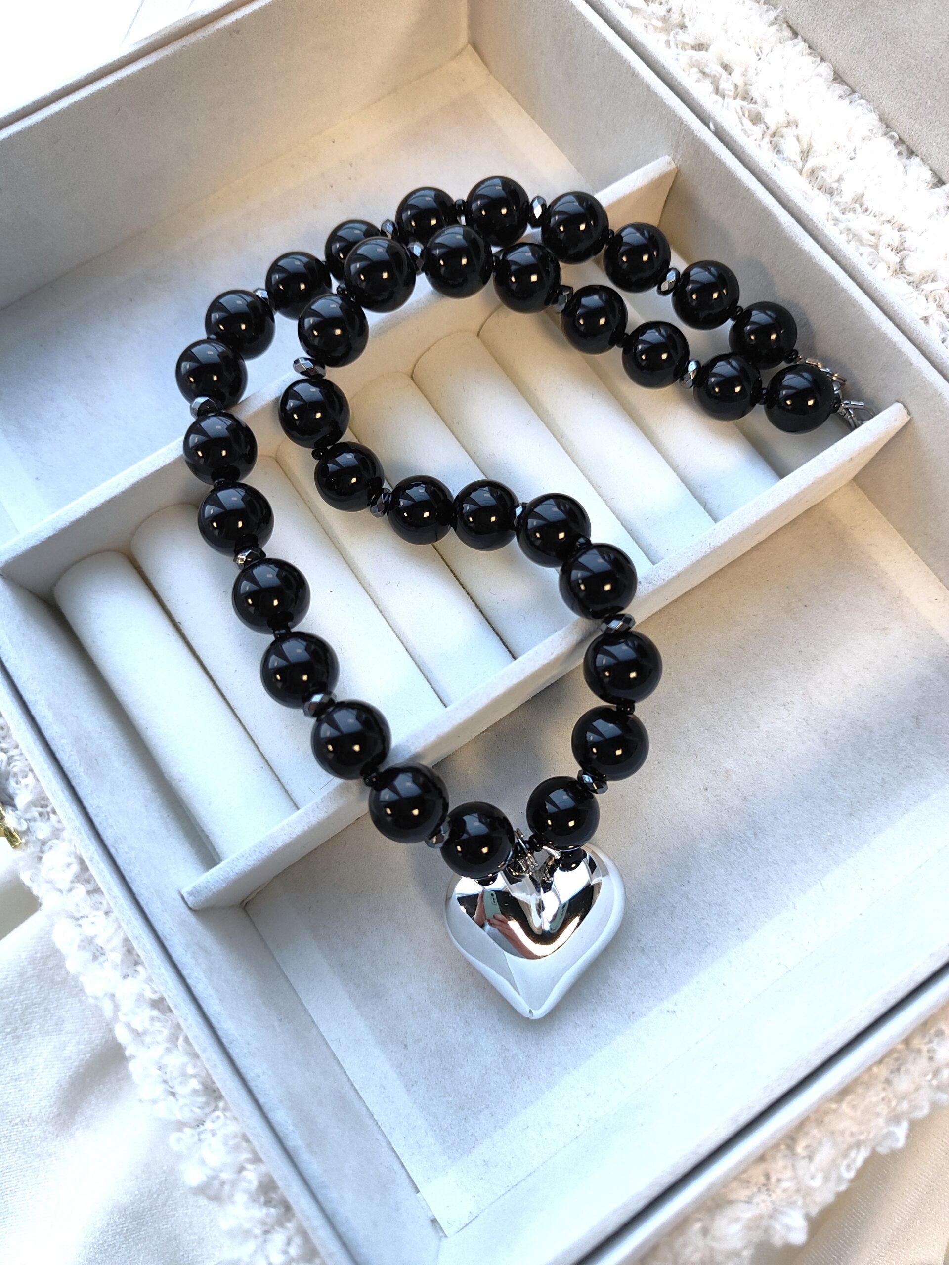 Onikso vėrinys su širdelės pakabuku