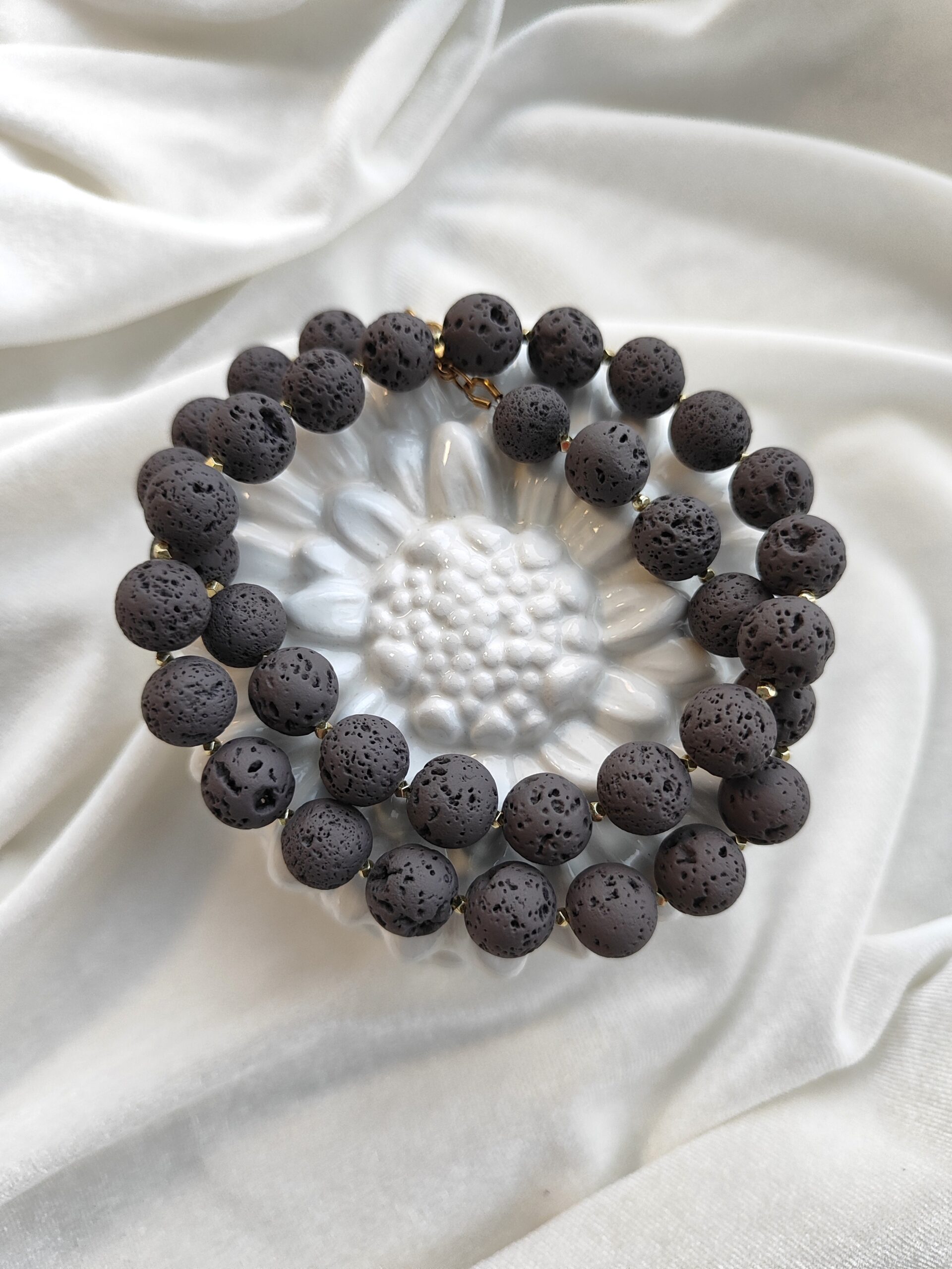 Lavos ir hematito vėrinys