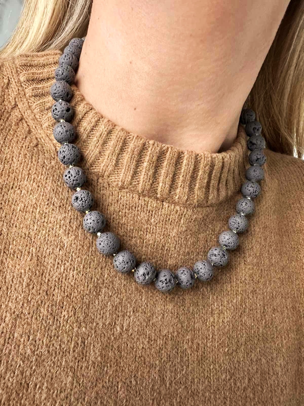 Lavos ir hematito vėrinys