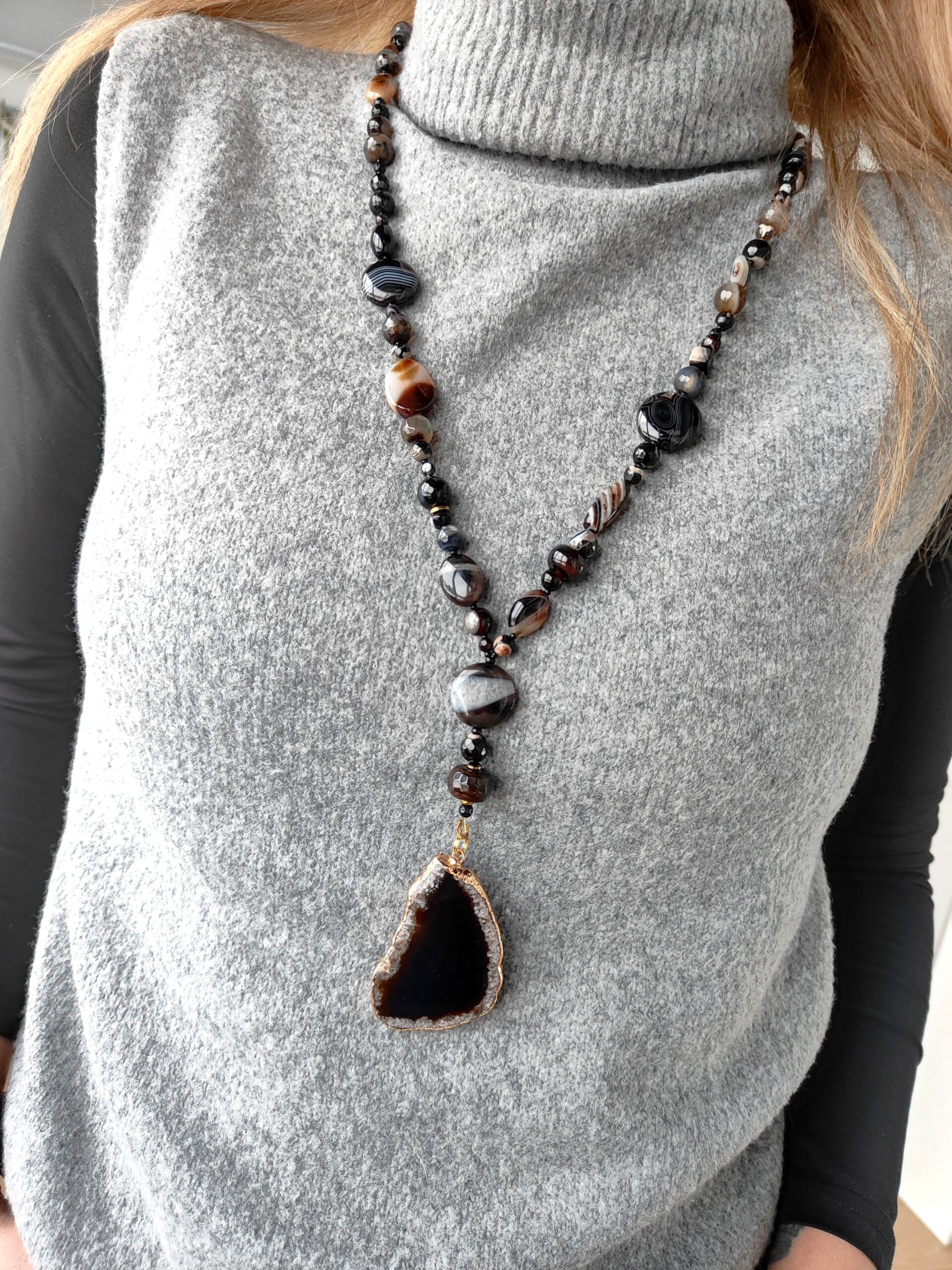 Ilgas agato vėrinys su pakabuku