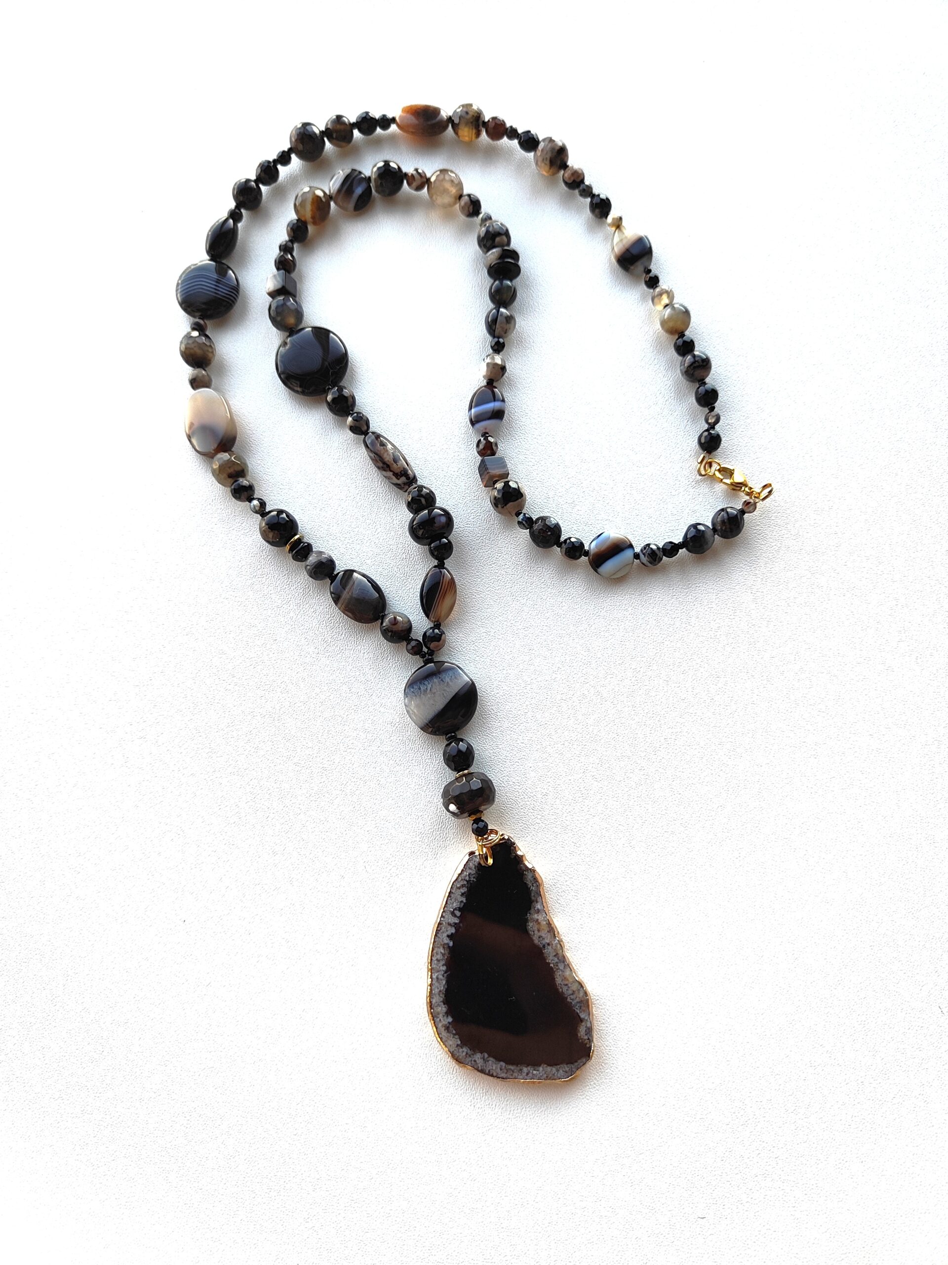 Ilgas agato vėrinys su pakabuku