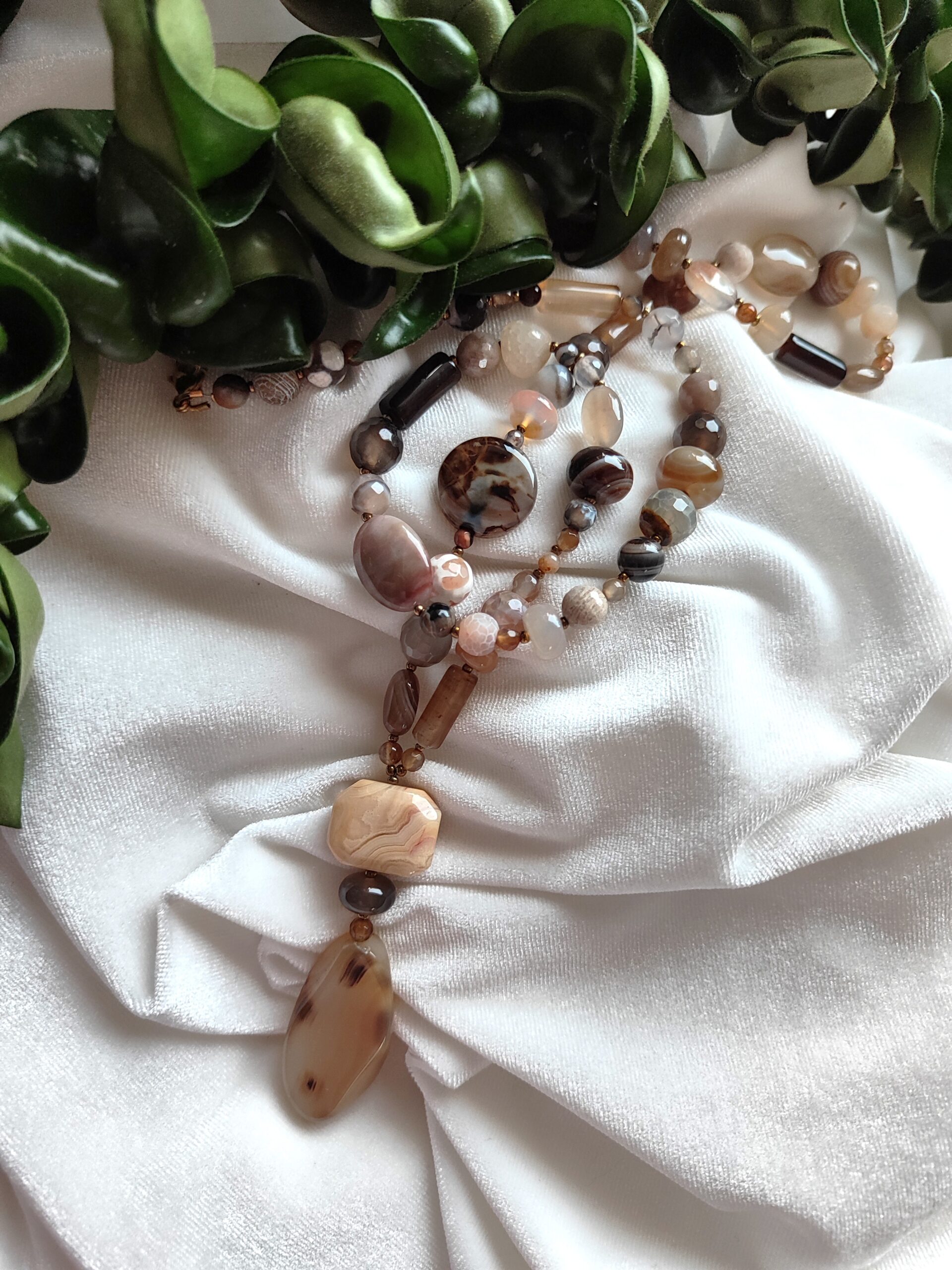 Rusvų atspalvių agato vėrinys