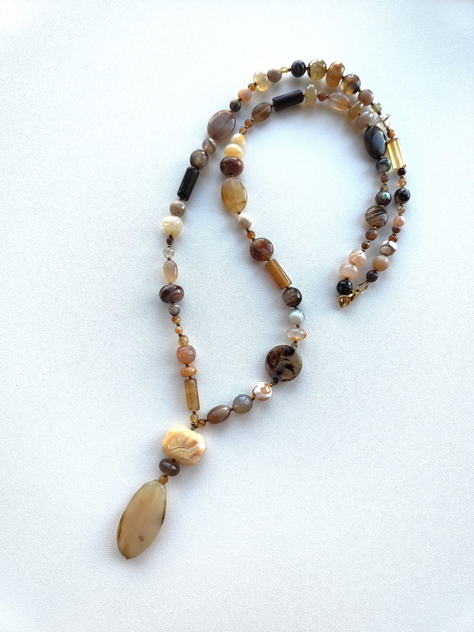 Rusvų atspalvių agato vėrinys