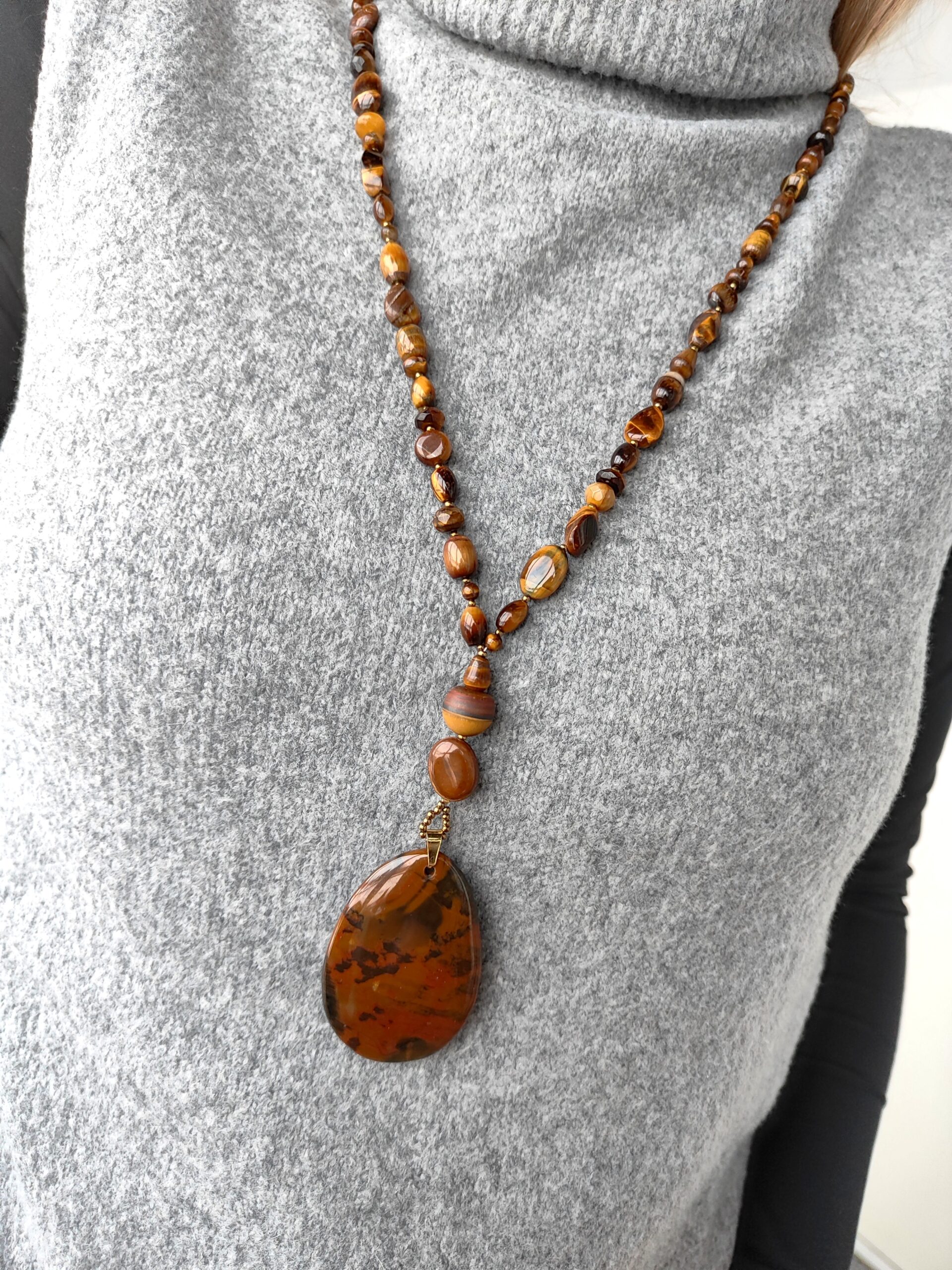 Tigro akies vėrinys su agato pakabuku