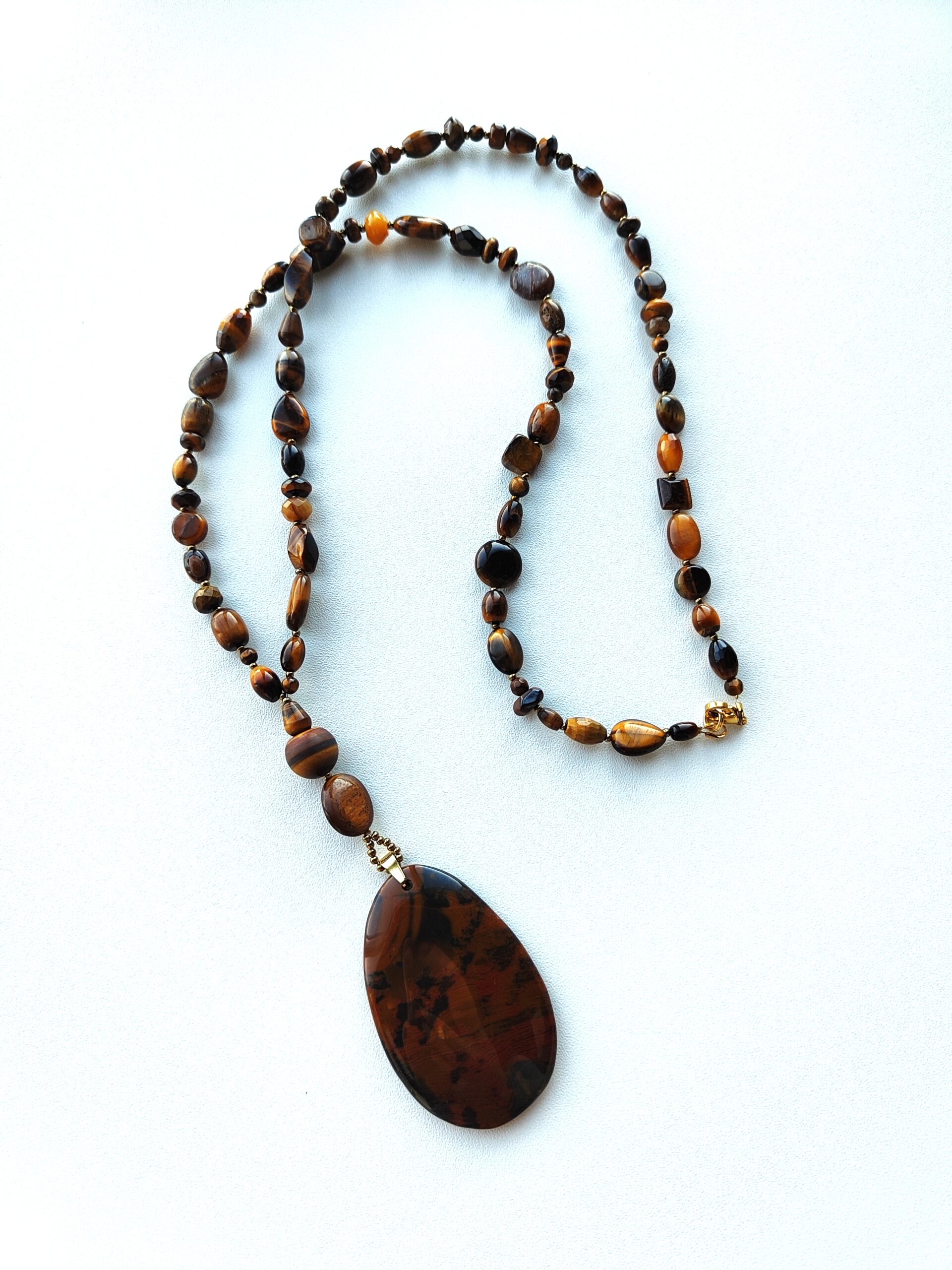 Tigro akies vėrinys su agato pakabuku