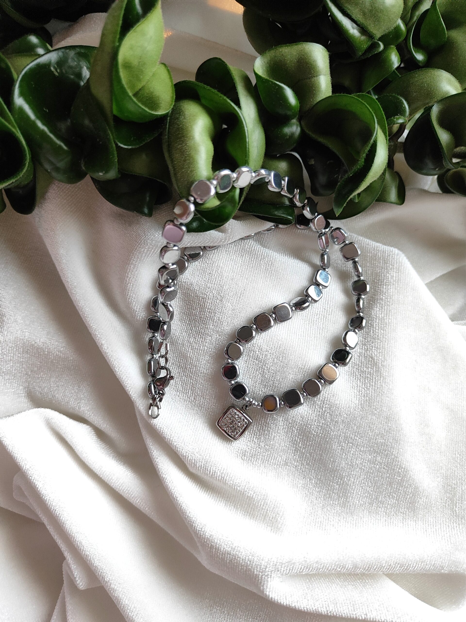 Kvadrato formos hematito vėrinys su pakabuku