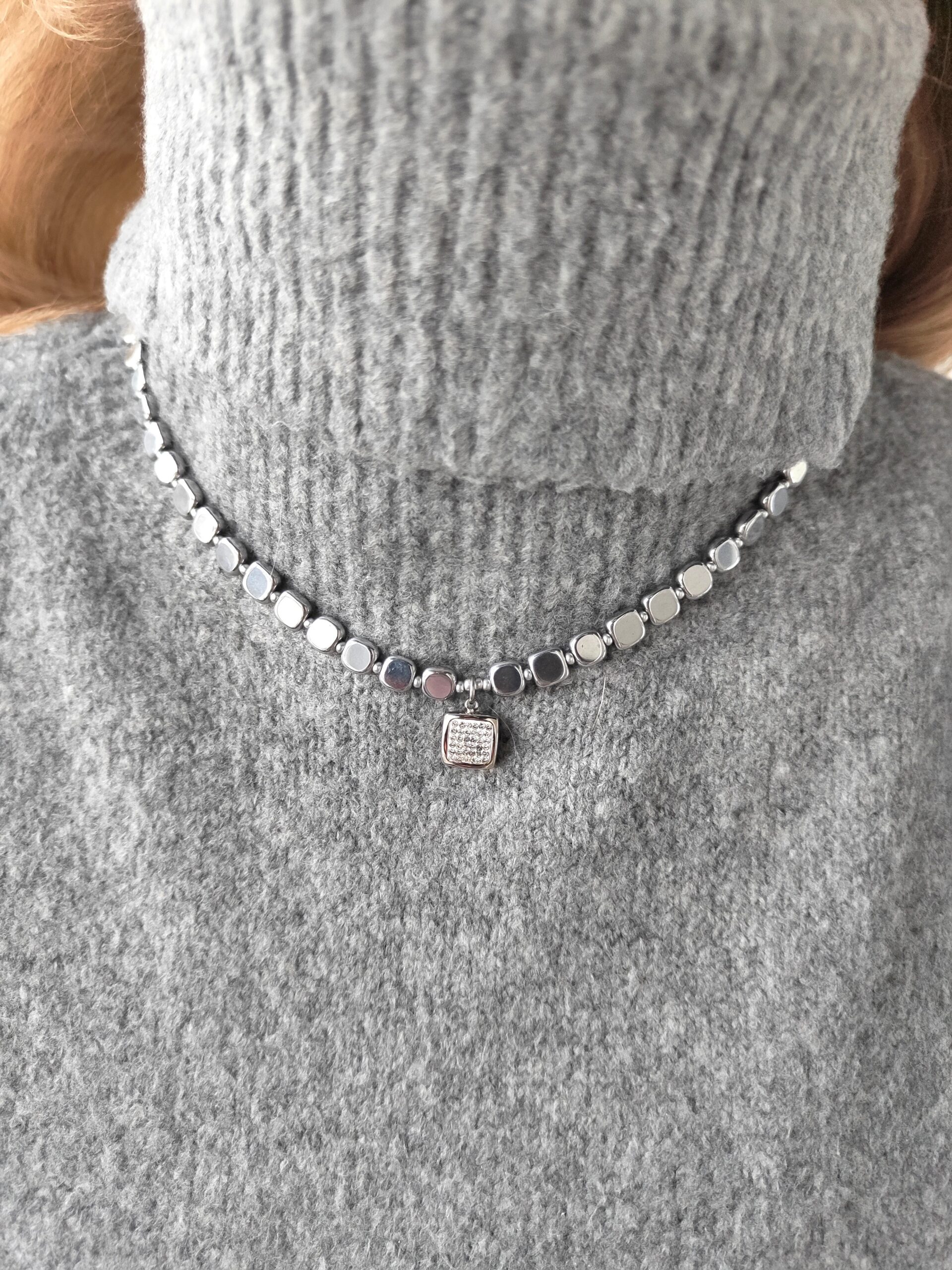 Kvadrato formos hematito vėrinys su pakabuku