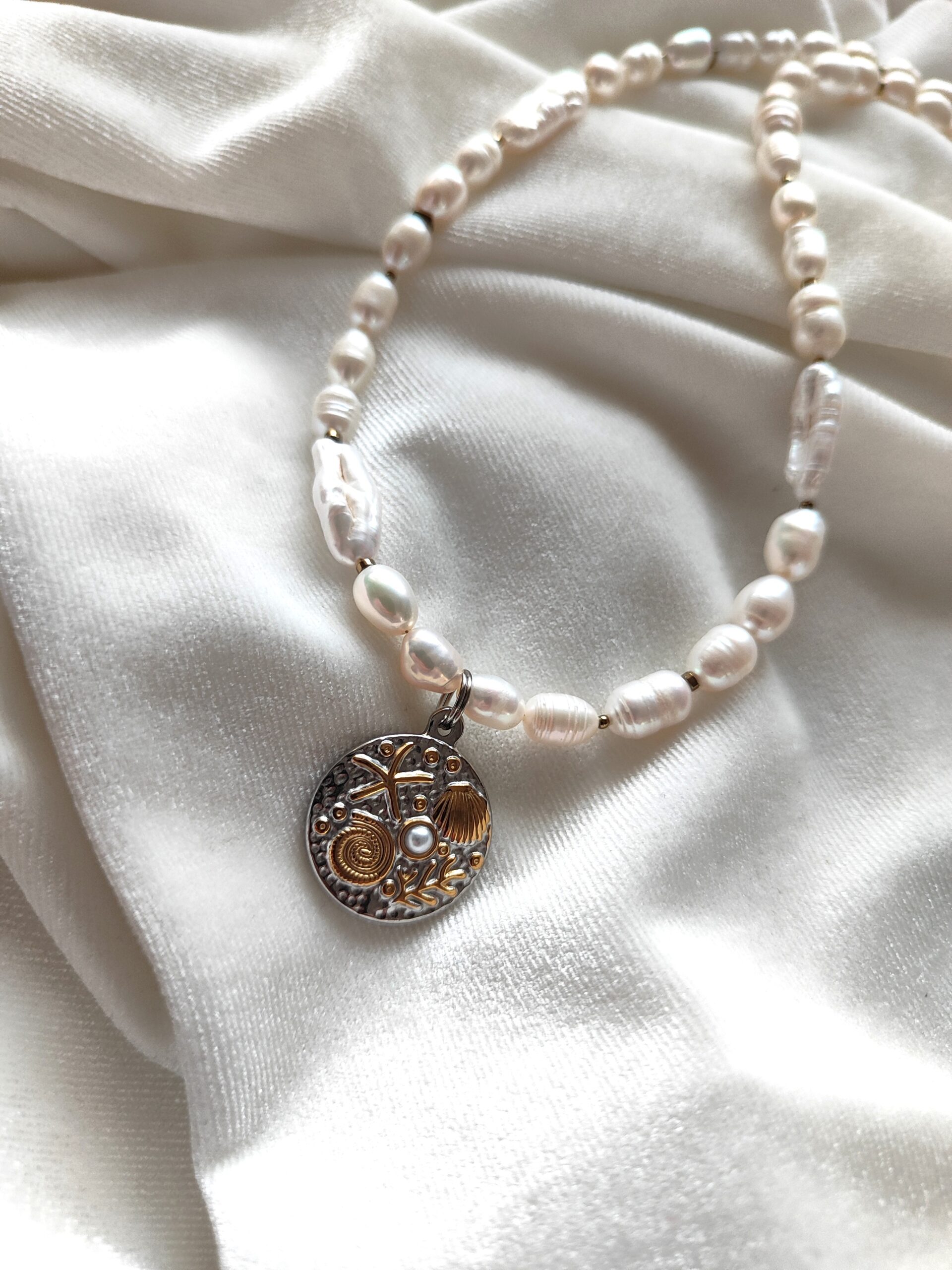 Upinių perlų vėrinys su dailiu pakabuku