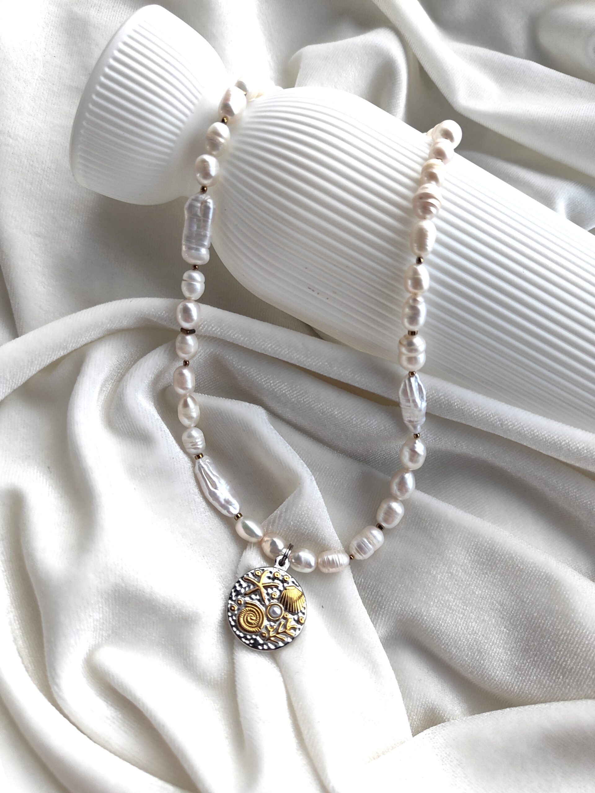 Upinių perlų vėrinys su dailiu pakabuku