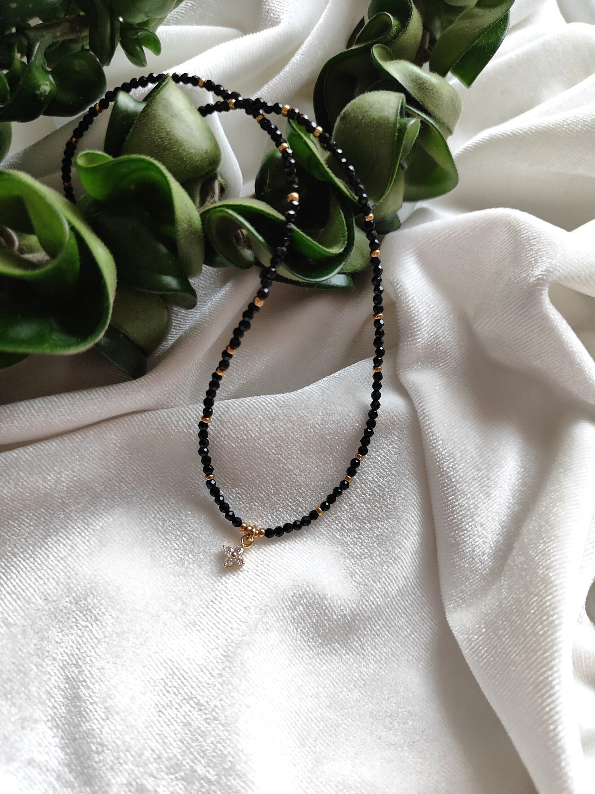 Smulkus špinelio vėrinys