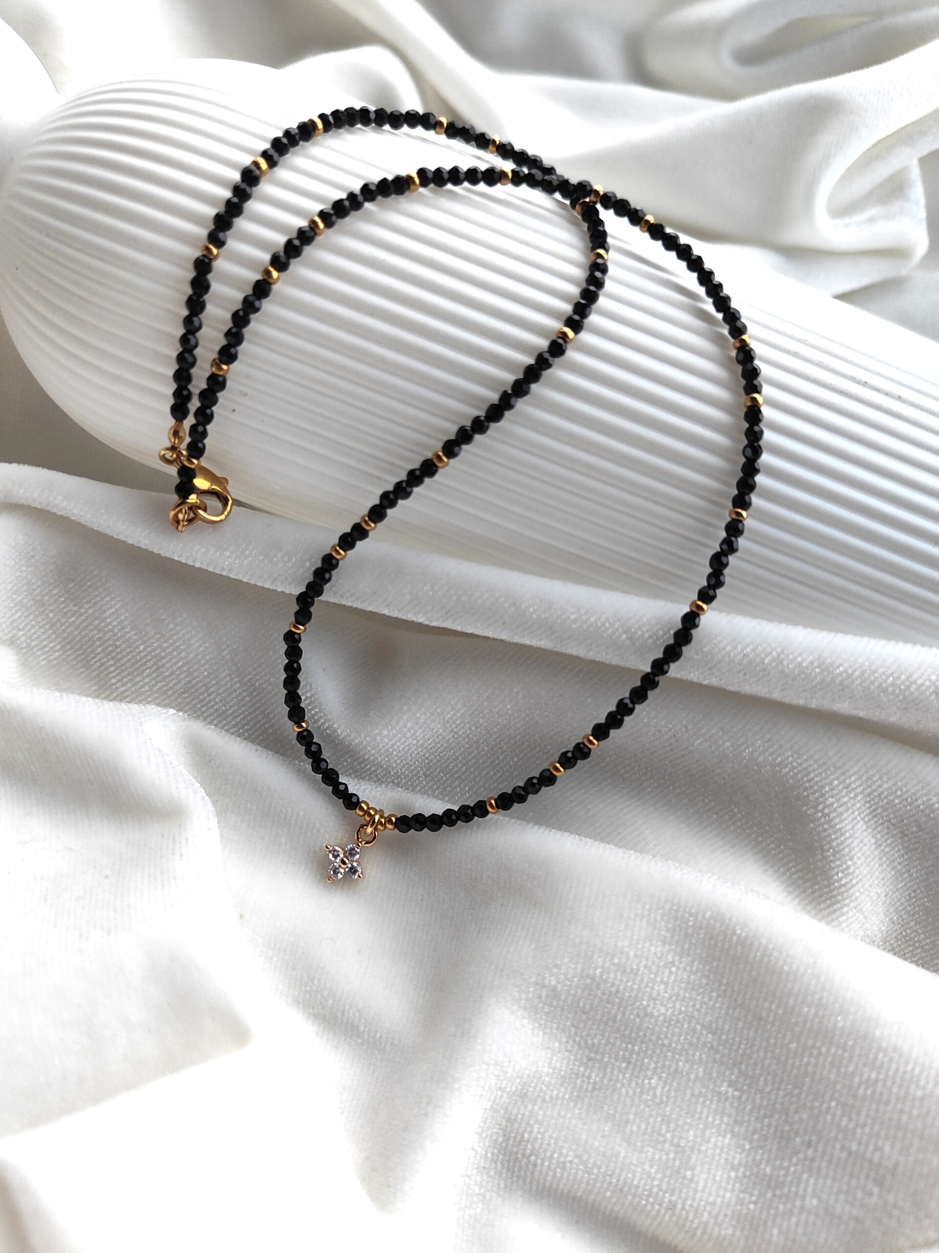 Smulkus špinelio vėrinys