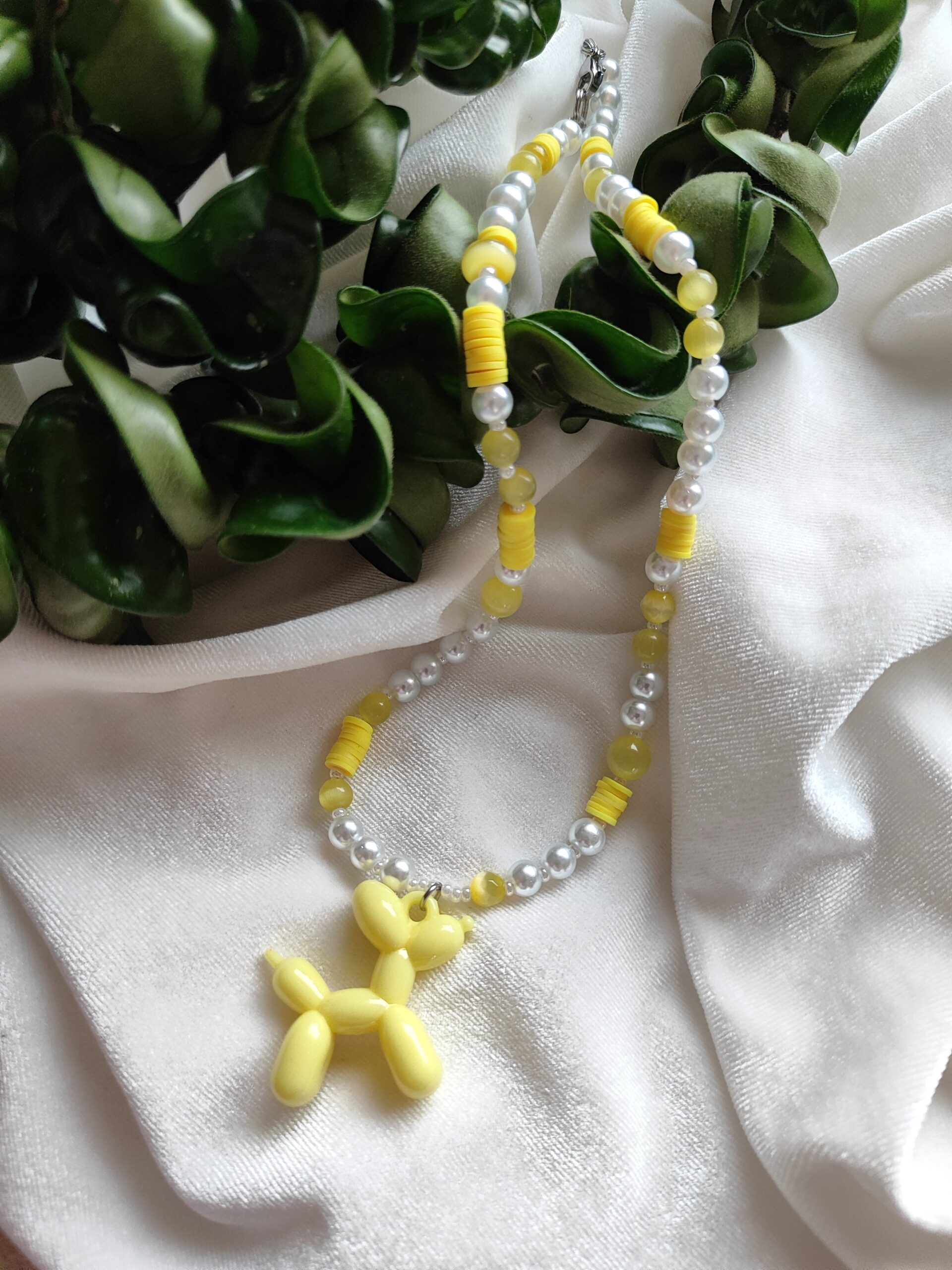 Žaismingas perlų ir katės akies vėrinys