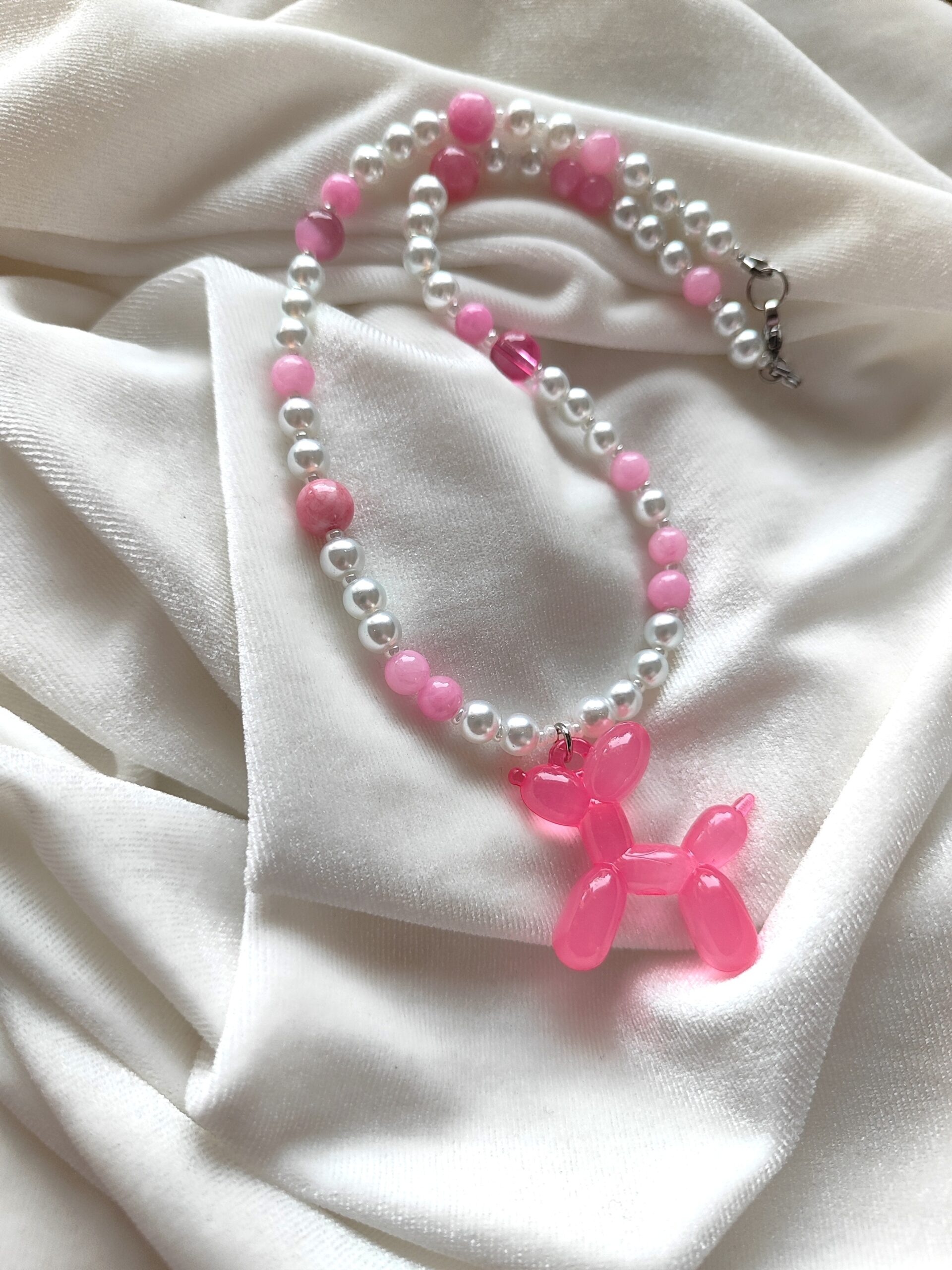 Žaismingas perlų ir katės akies vėrinys