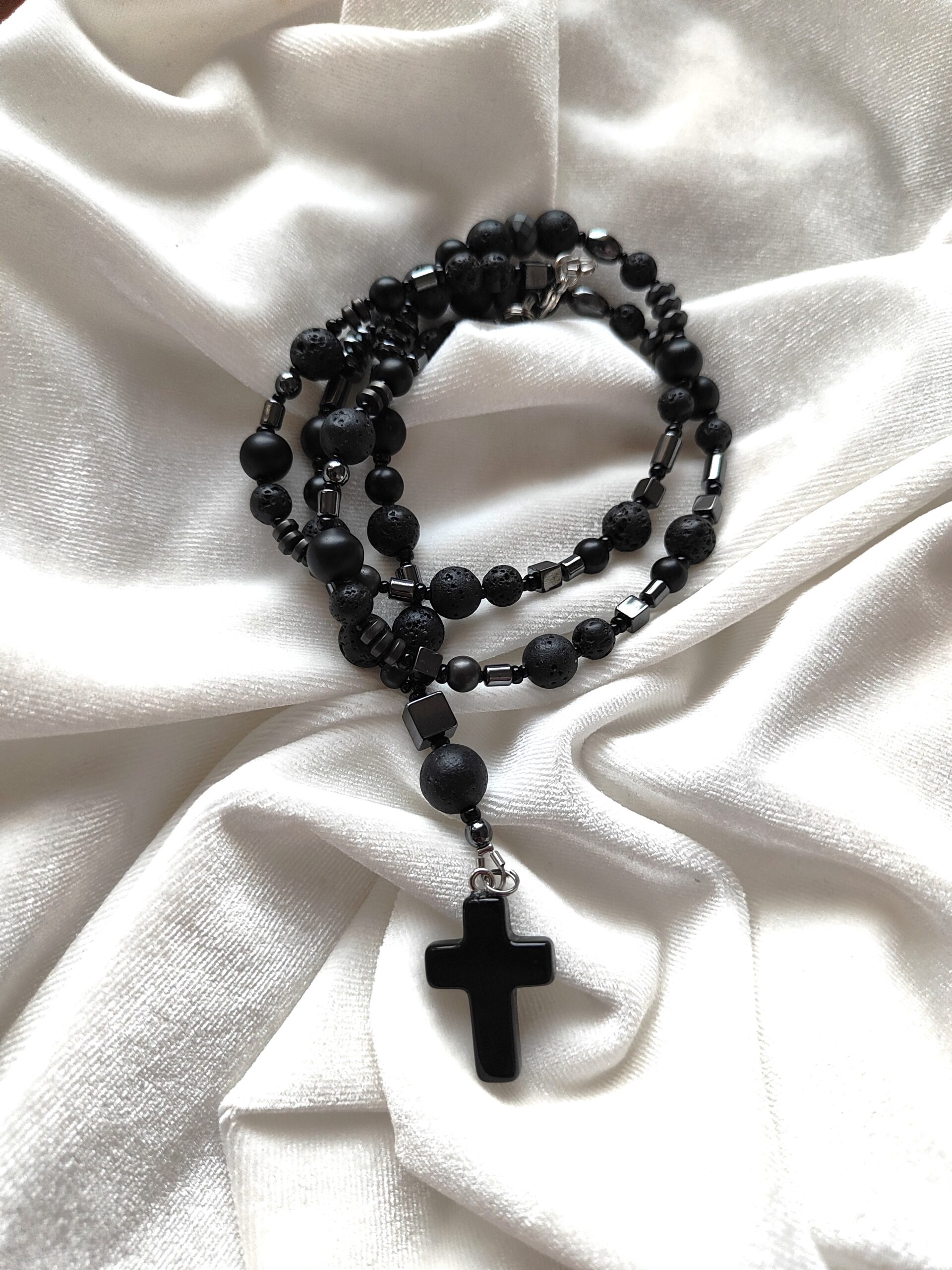 Vyriškas onikso, lavos ir hematito vėrinys