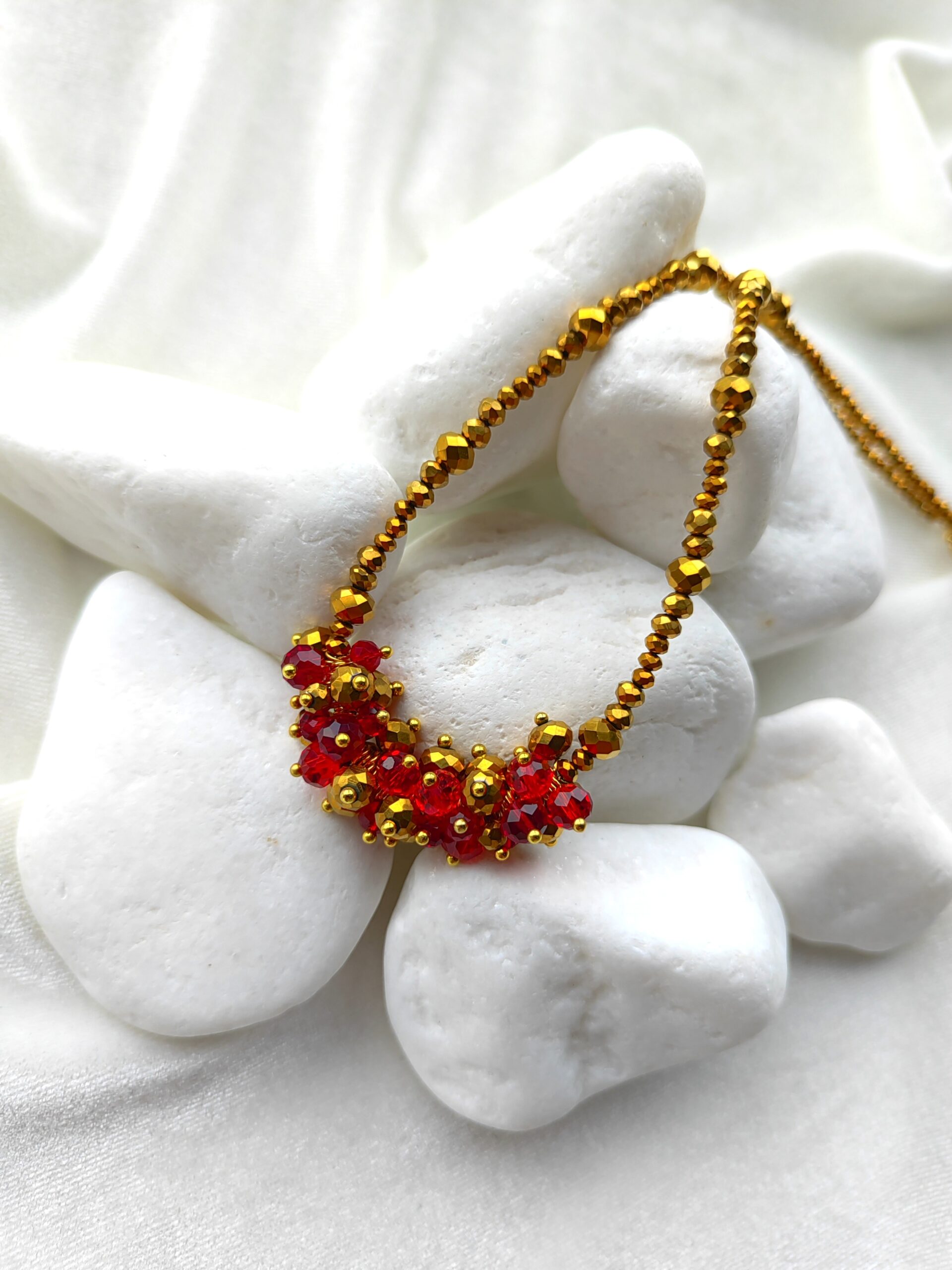 Aukso ir raudonos spalvos kristalų vėrinys