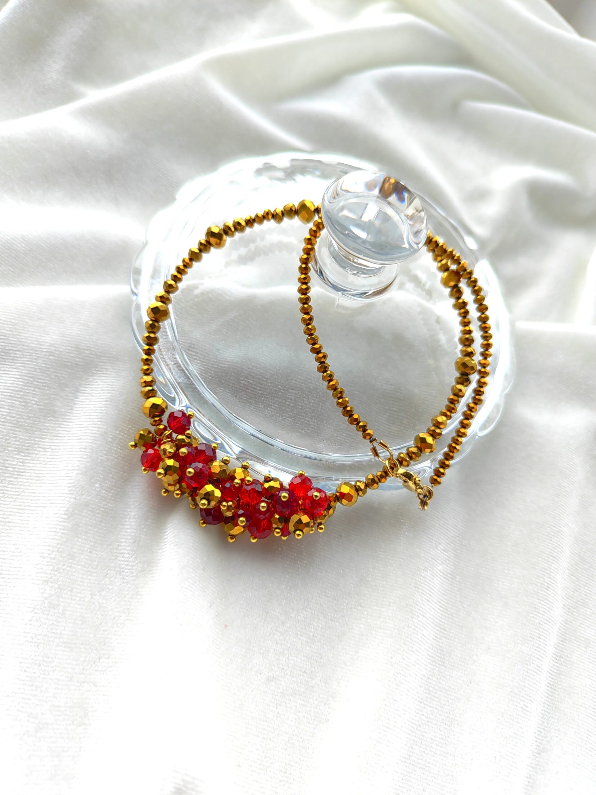 Aukso ir raudonos spalvos kristalų vėrinys