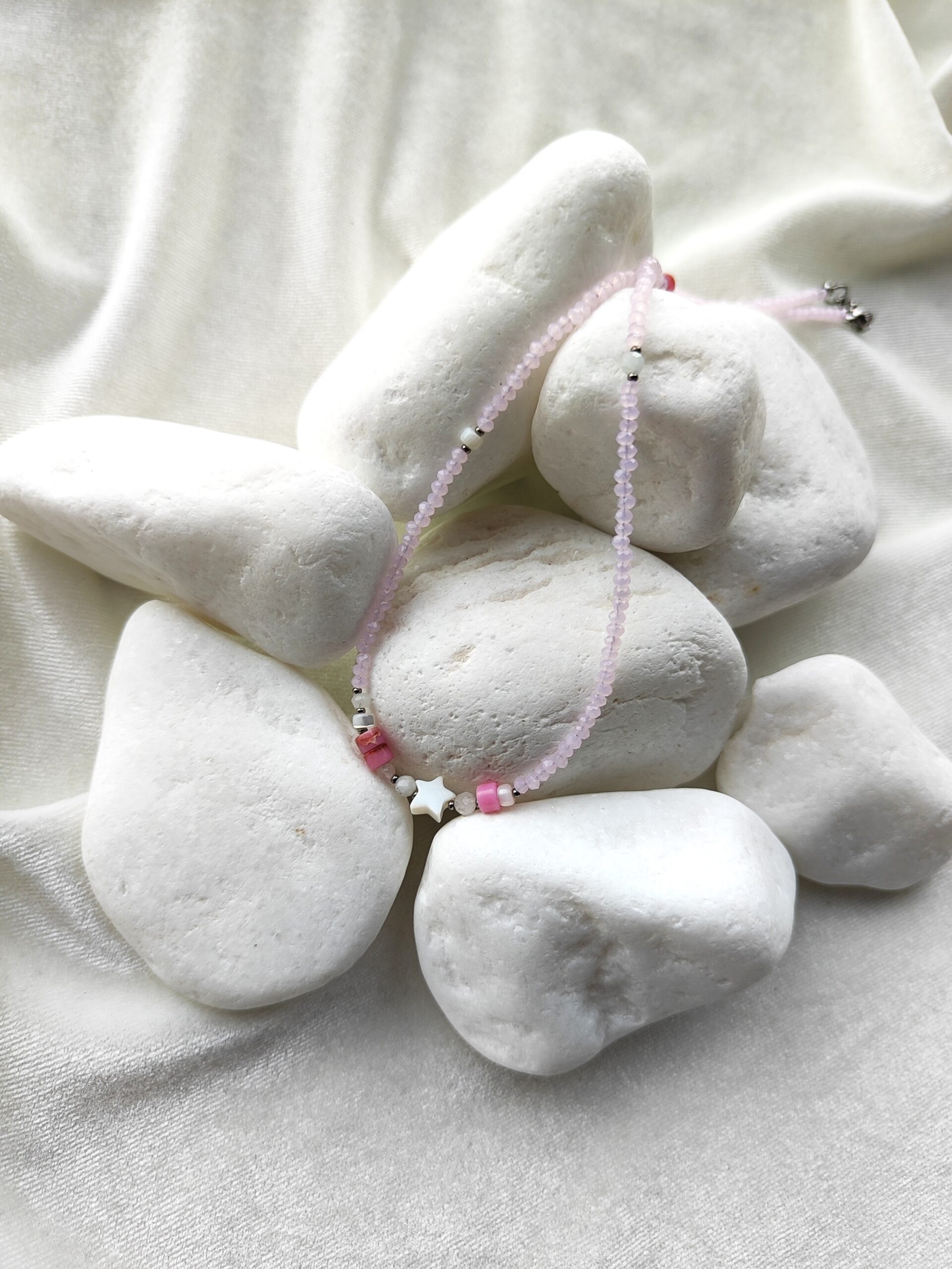 Rožinės spalvos kristalų vėrinys