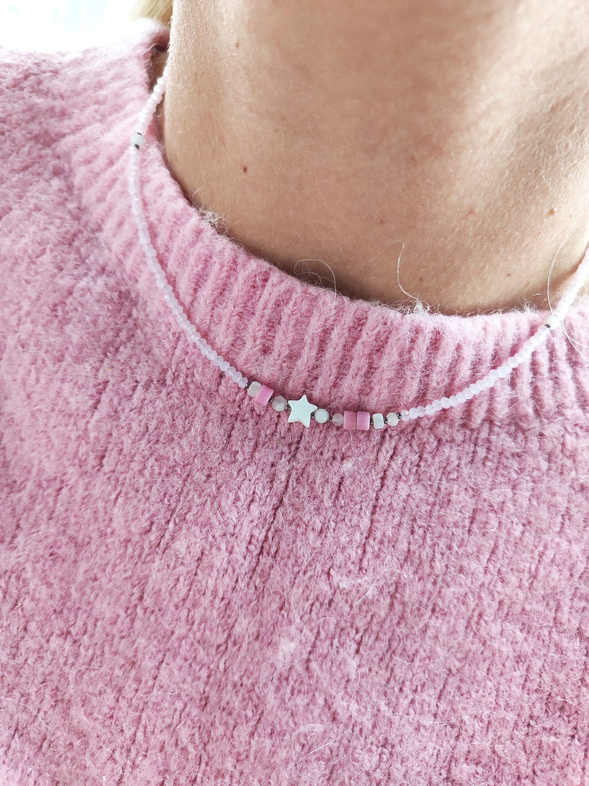 Rožinės spalvos kristalų vėrinys