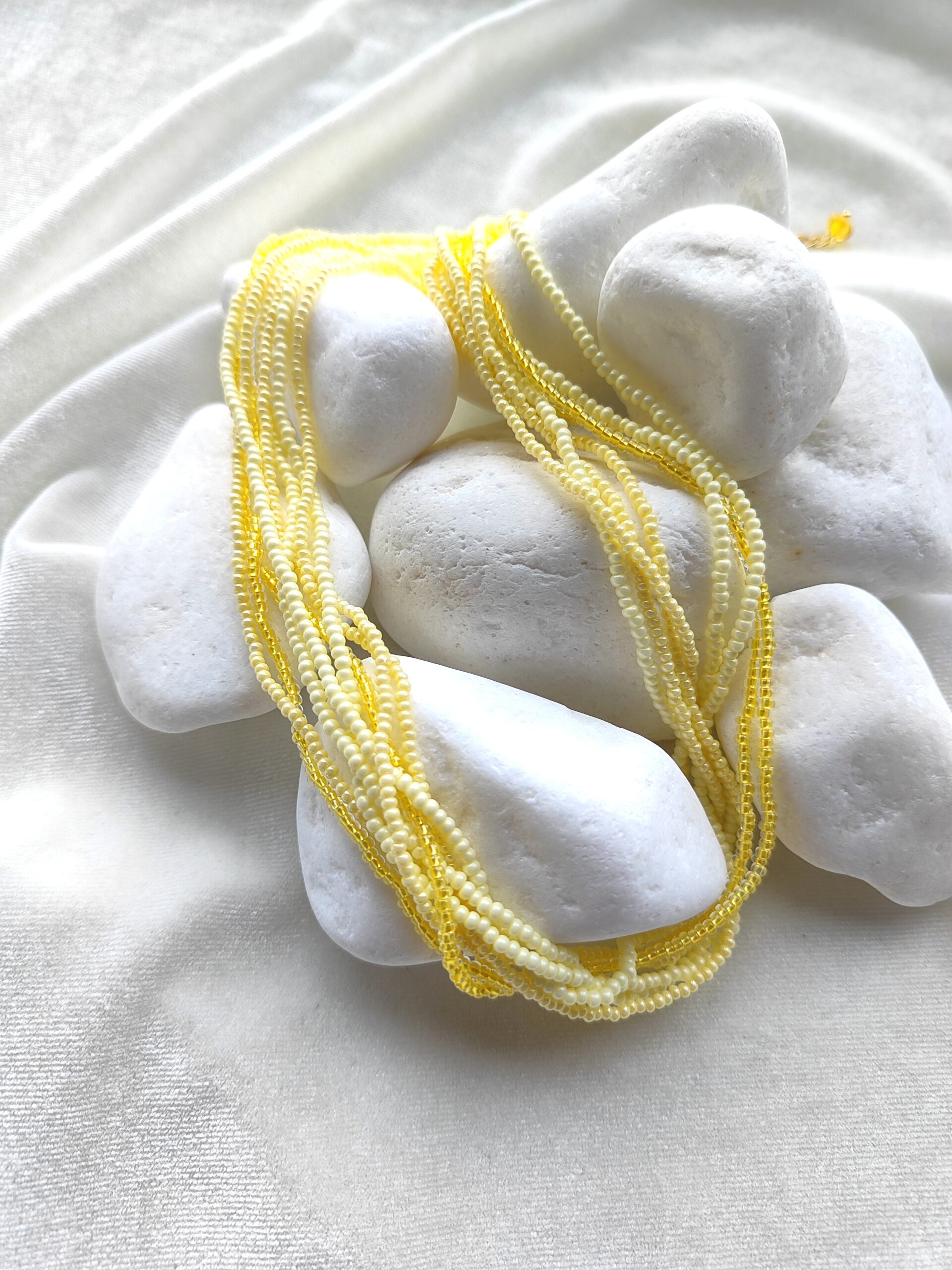 Gelsvas čekiško stiklo vėrinys