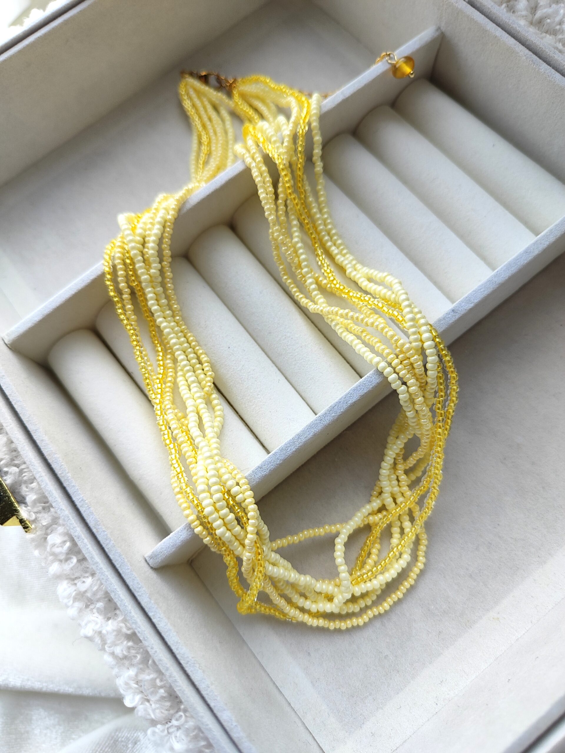 Gelsvas čekiško stiklo vėrinys