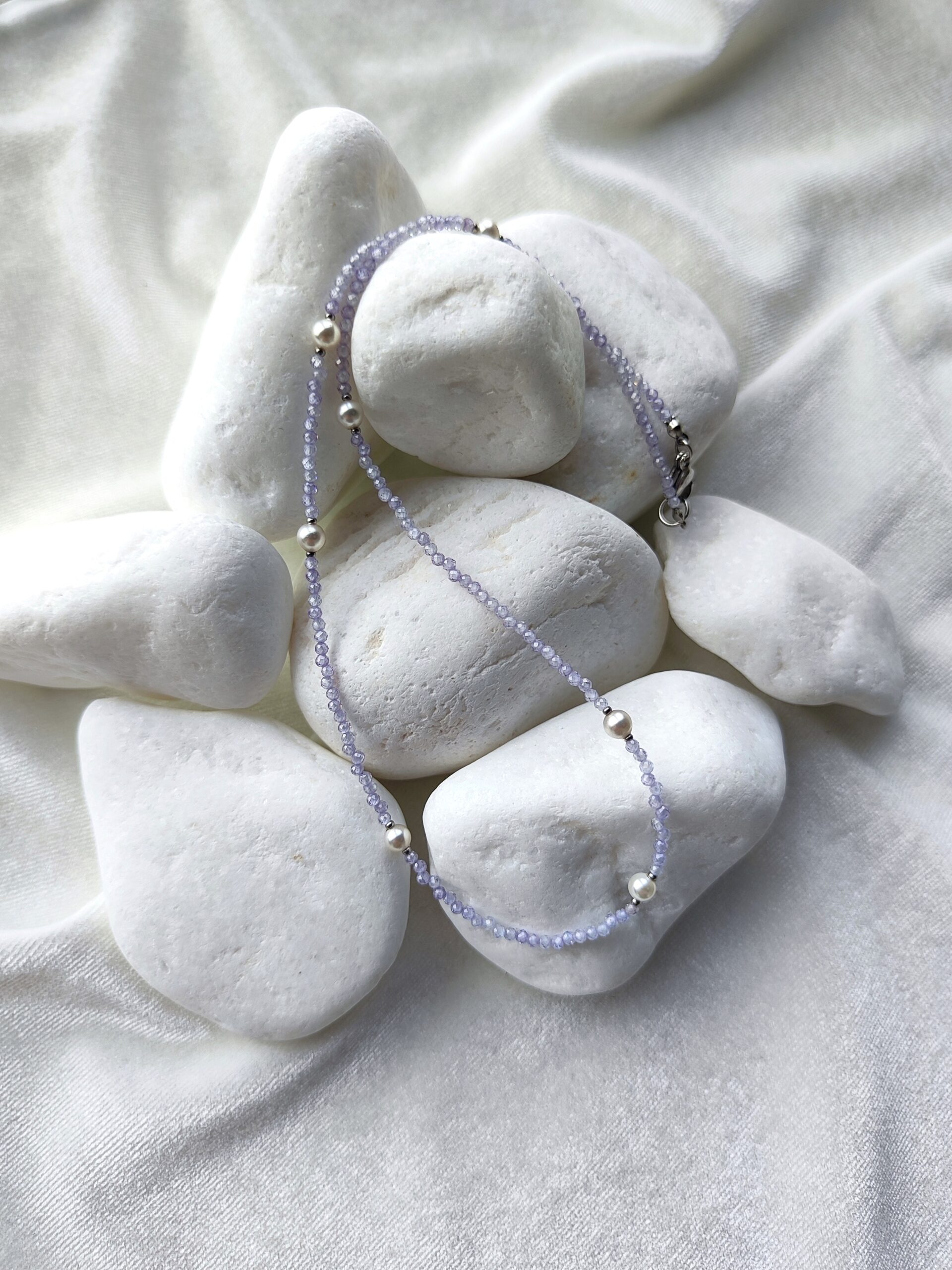 Smulkus šviesiai violetinės spalvos cirkonio vėrinys