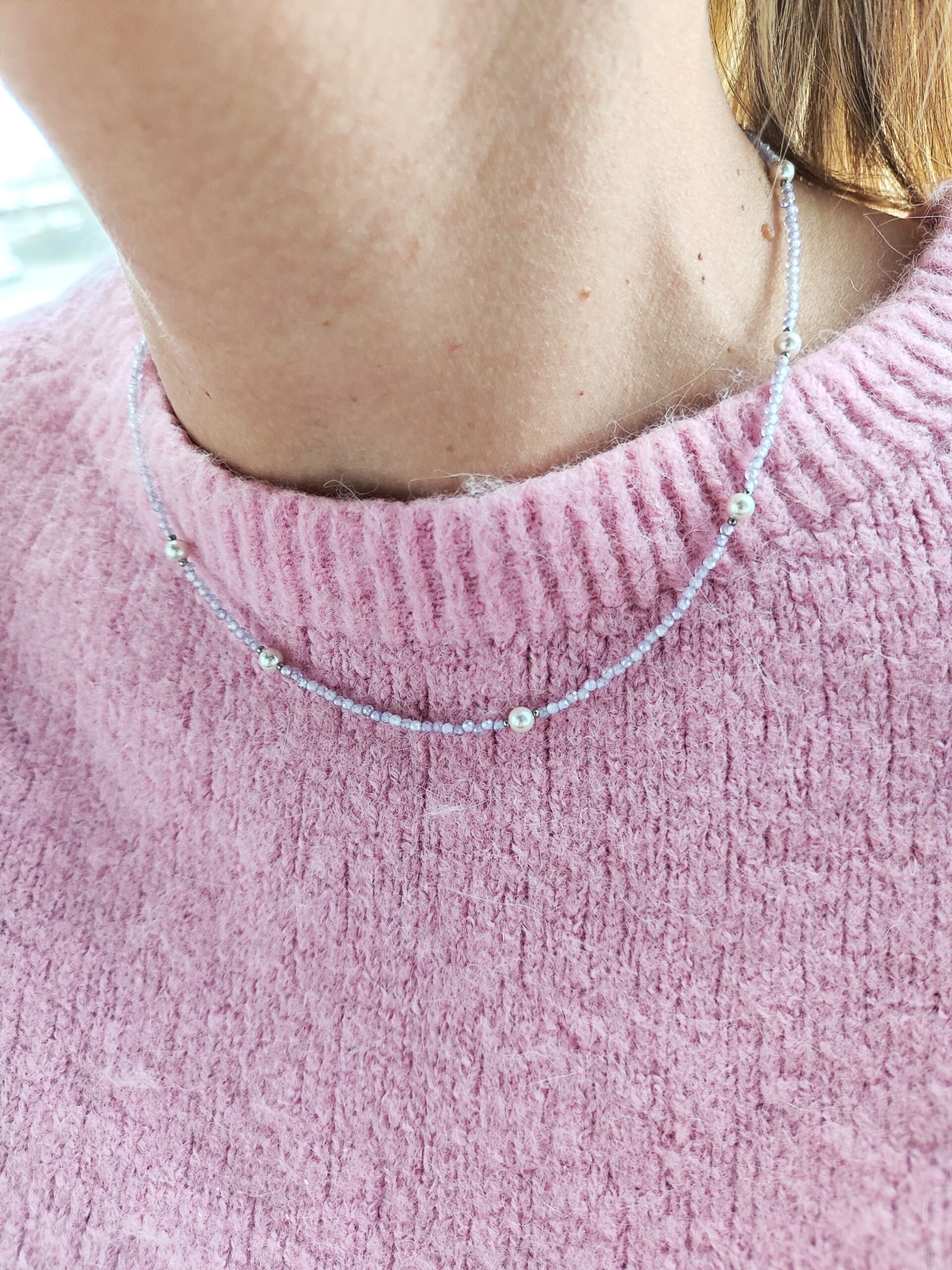 Smulkus šviesiai violetinės spalvos cirkonio vėrinys