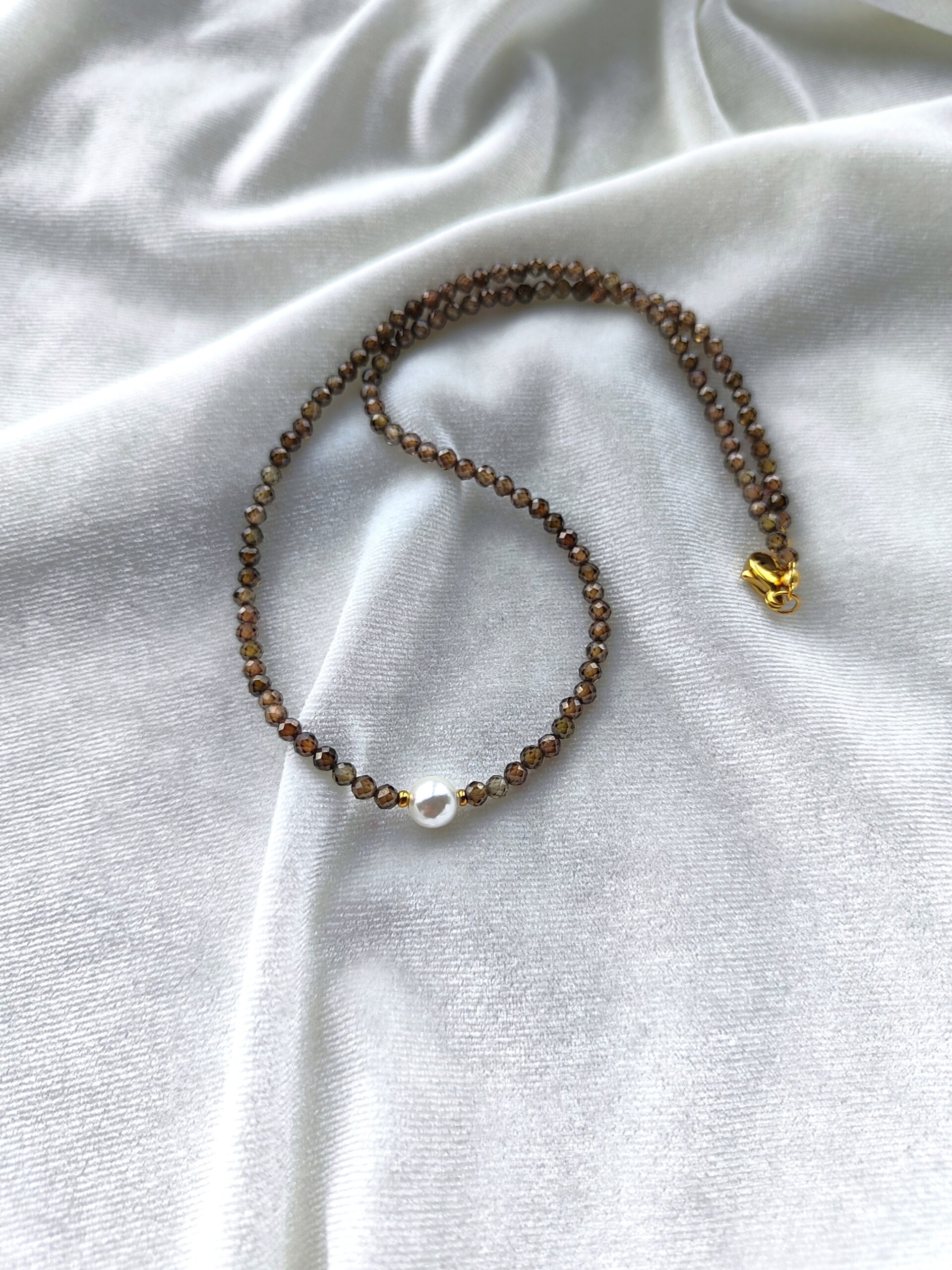 Rudos spalvos vėrinys su perliuku