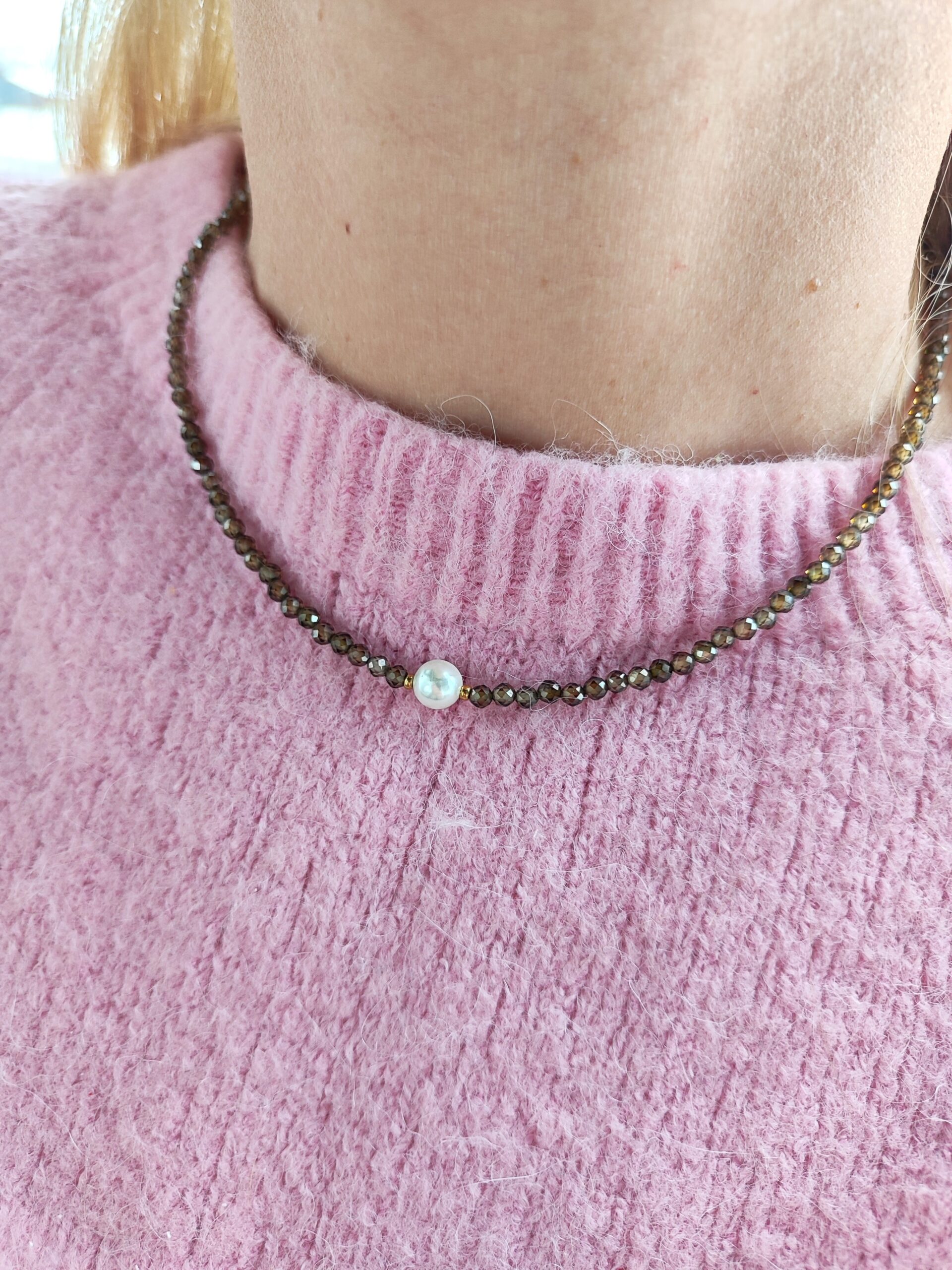 Rudos spalvos vėrinys su perliuku