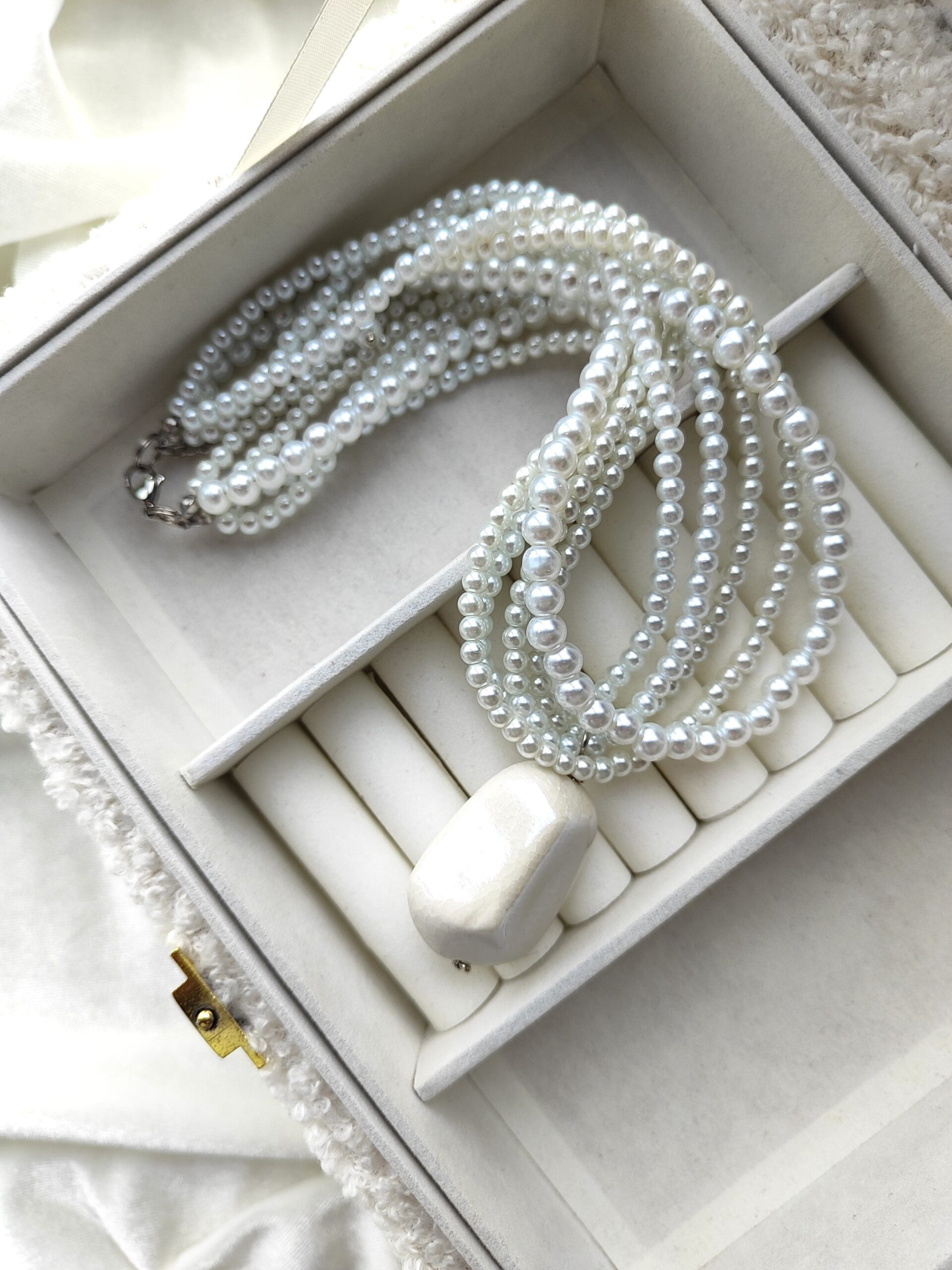 Perlų vėrinys su keramikiniu pakabuku