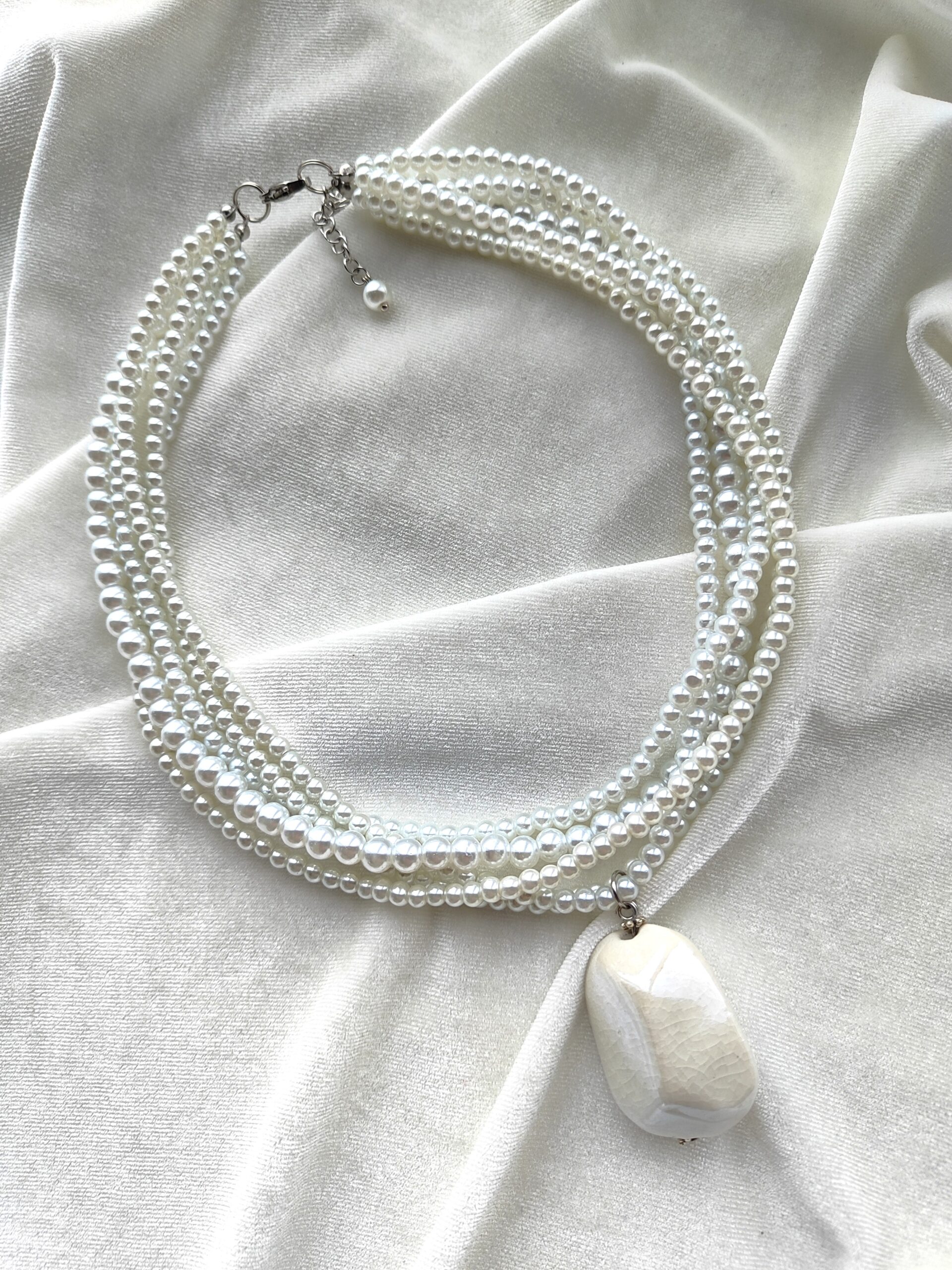 Perlų vėrinys su keramikiniu pakabuku