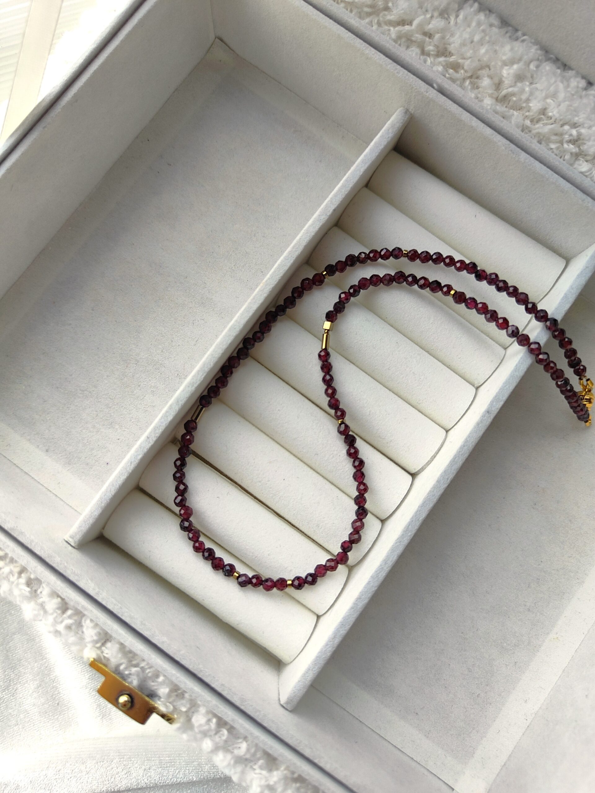 Margo žadeito ir hematito vėrinys