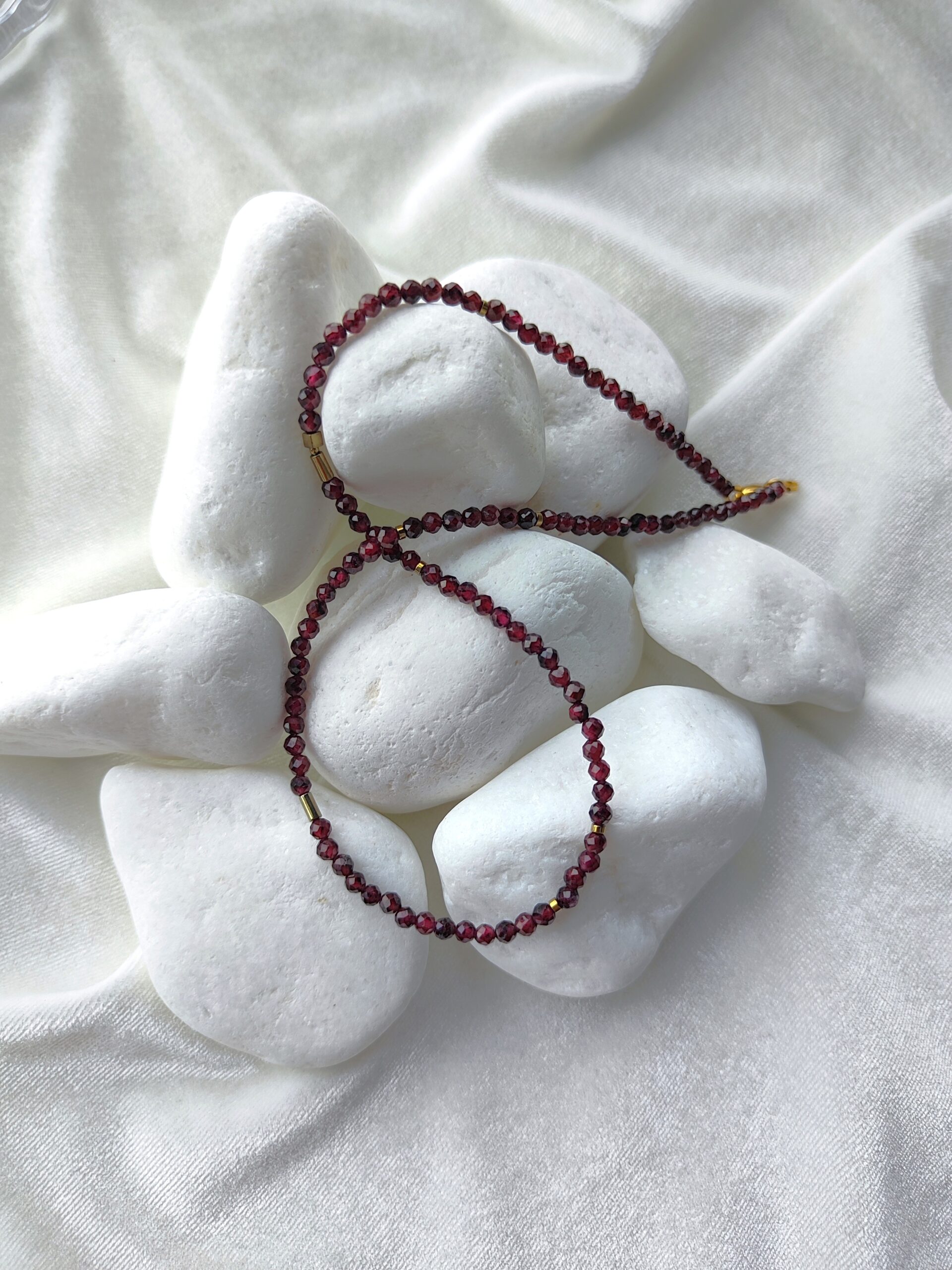 Granato vėrinys su hematito akcentais