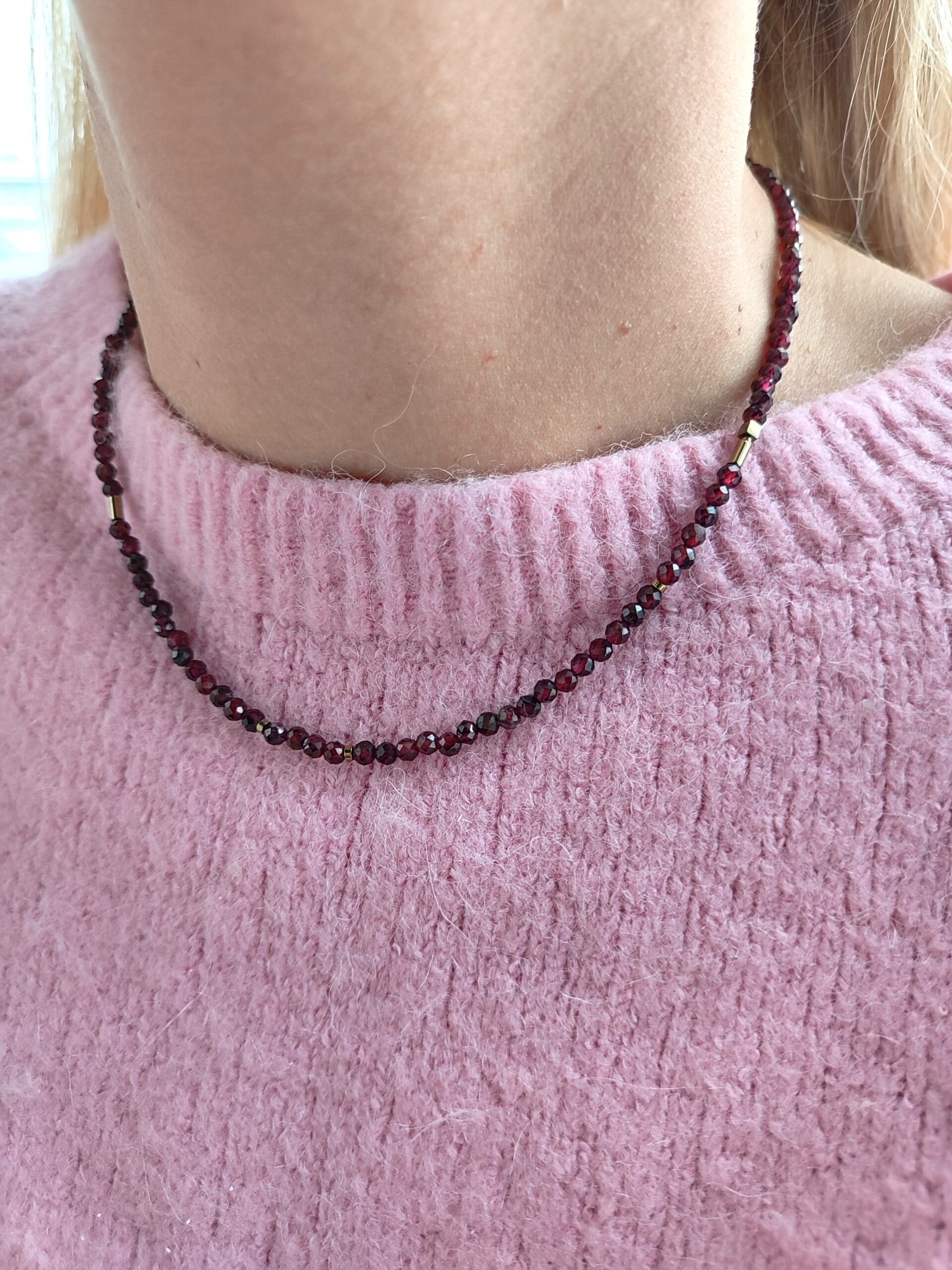 Granato vėrinys su hematito akcentais