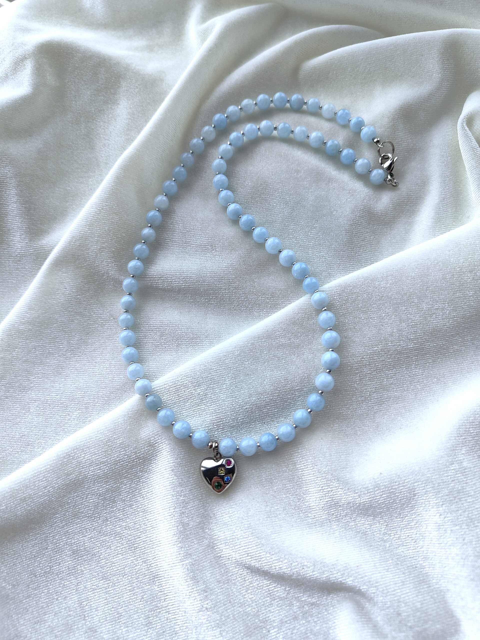 Melsvo žadeito vėrinys su pakabuku