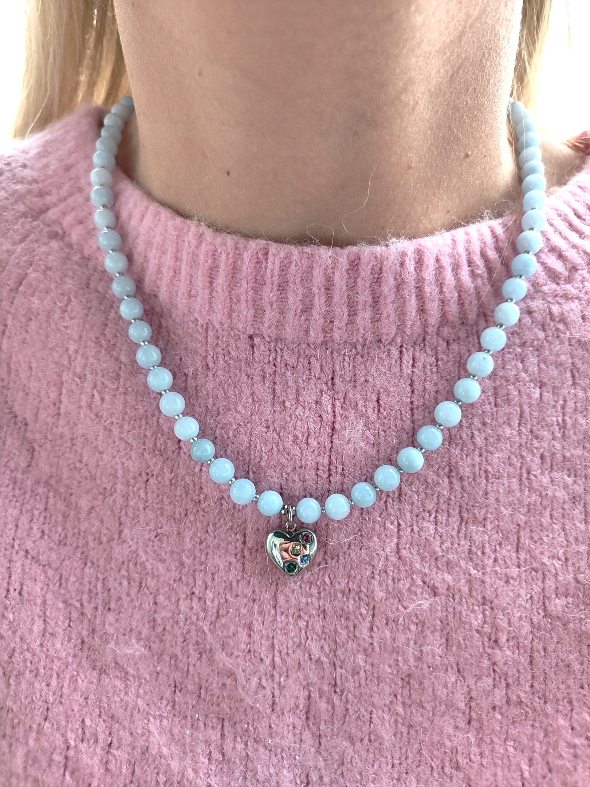 Melsvo žadeito vėrinys su pakabuku