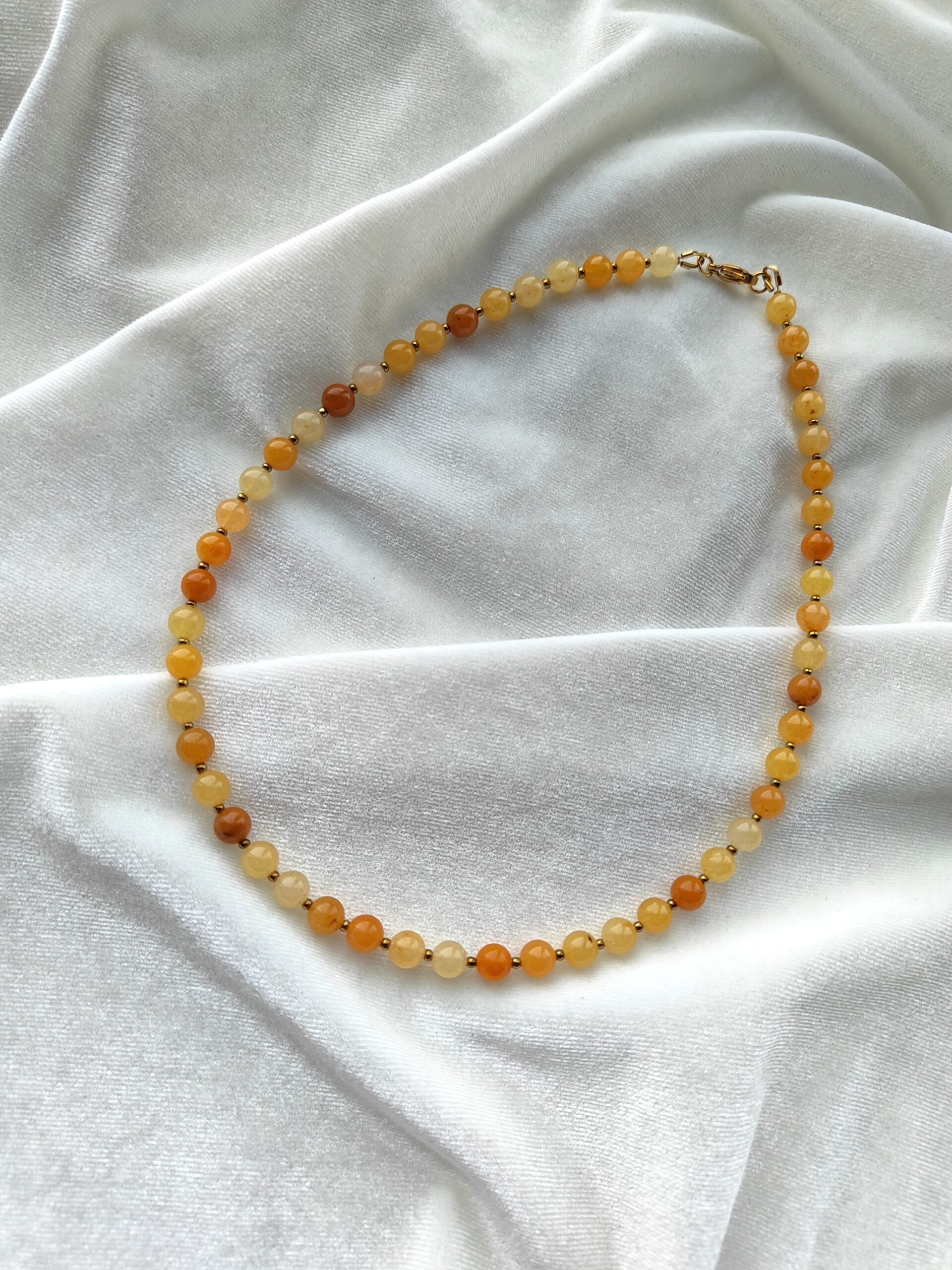 Gelsvas žadeito vėrinys