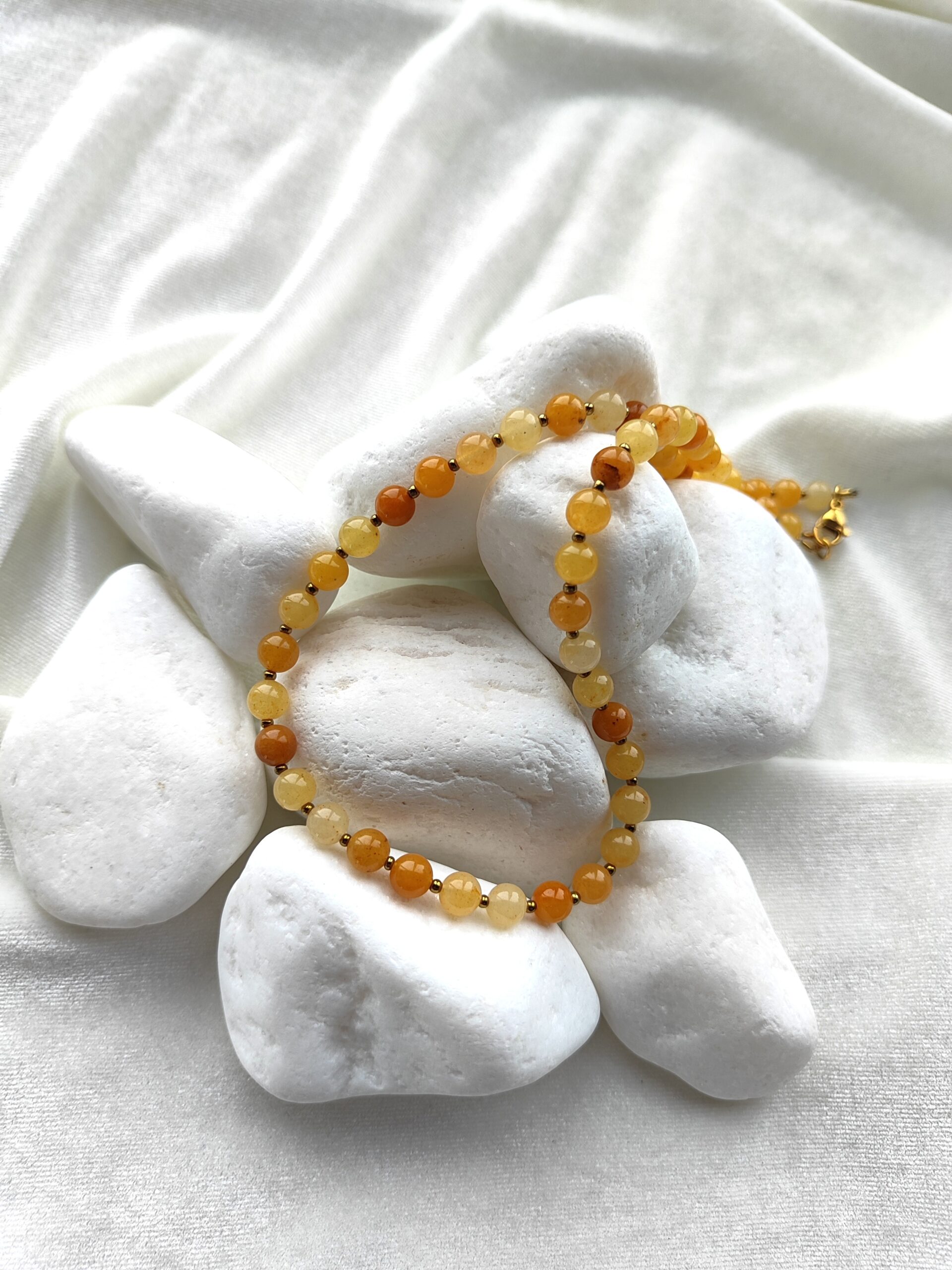 Gelsvas žadeito vėrinys