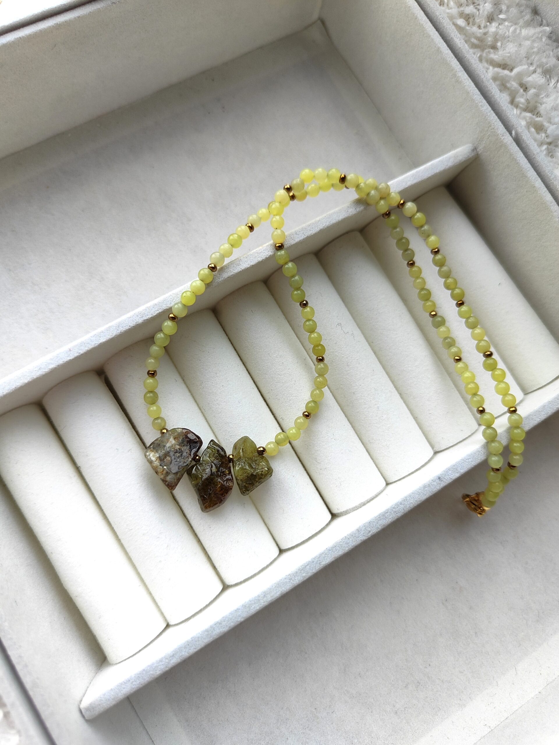 Žadeito ir granato vėrinys