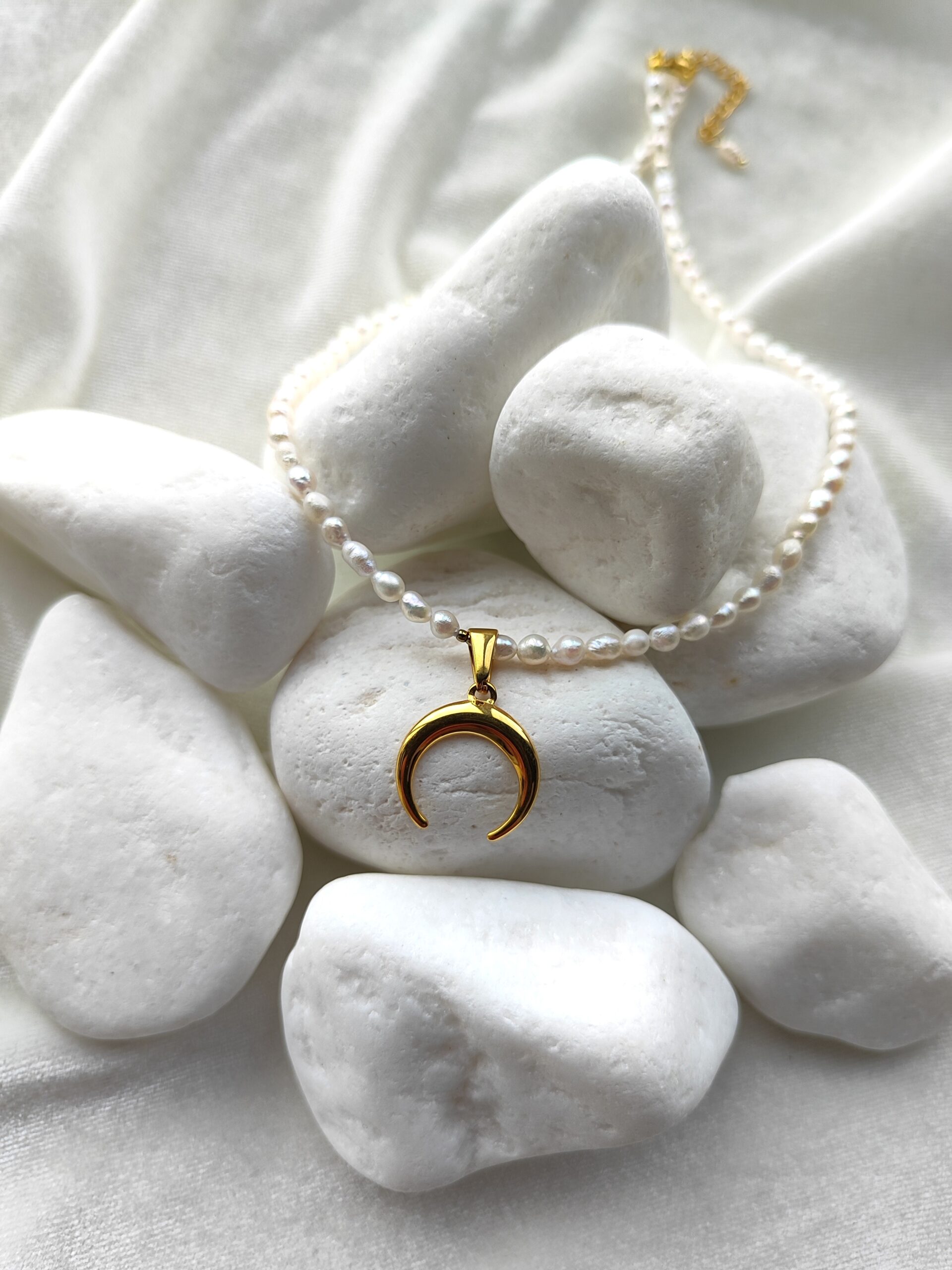 Smulkus upinių perlų vėrinys su mėnulio pakabuku