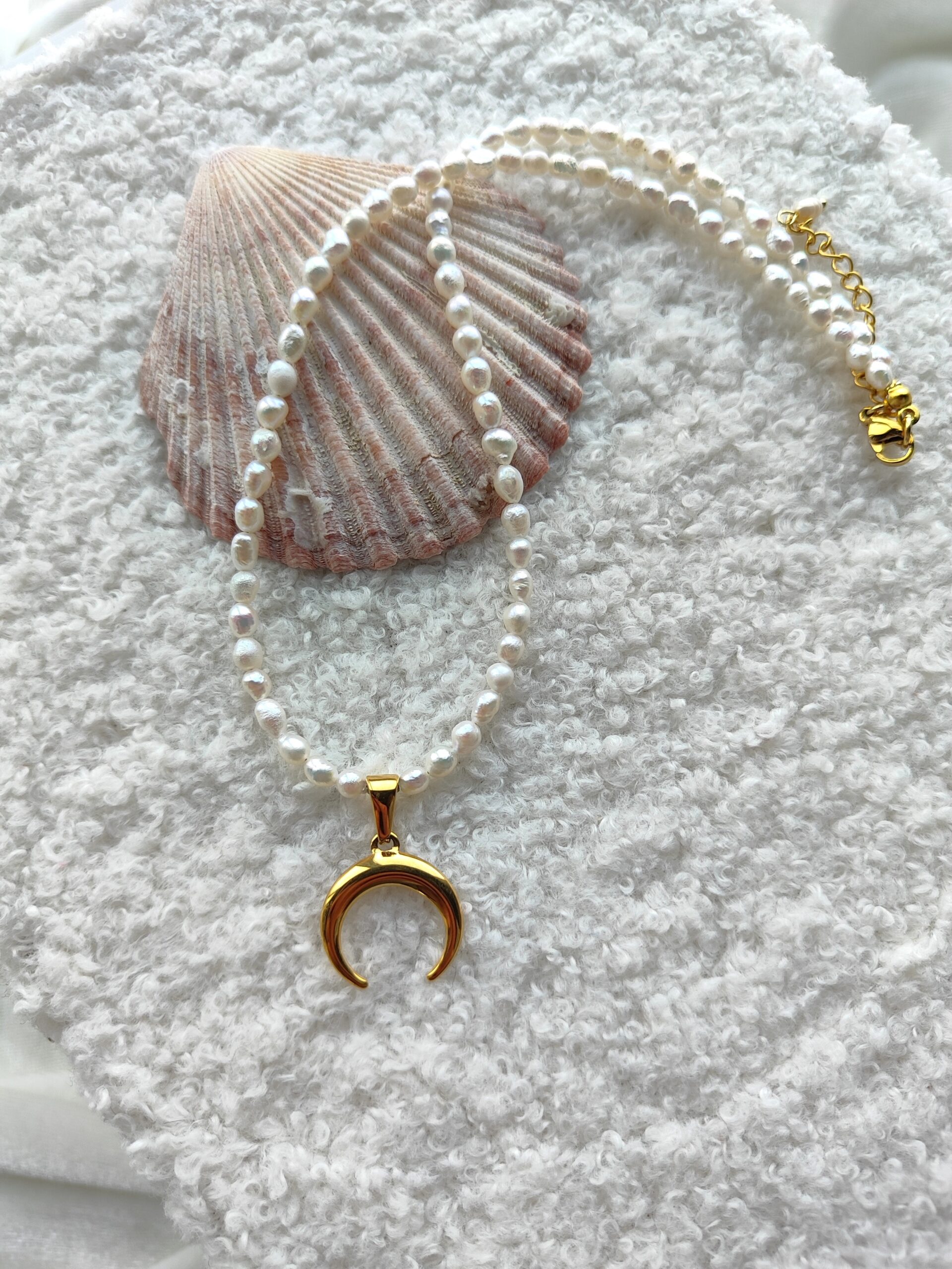 Smulkus upinių perlų vėrinys su mėnulio pakabuku